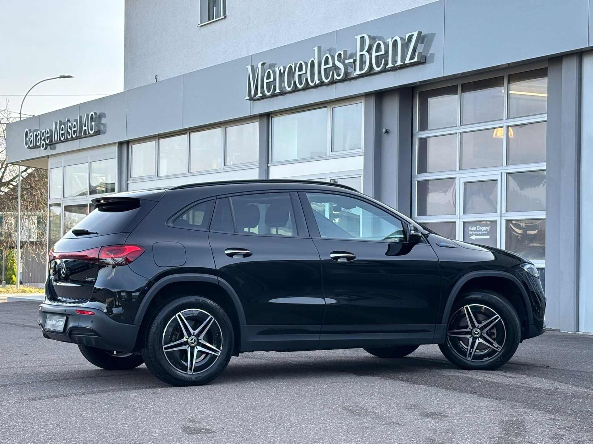 MERCEDES-BENZ EQA 300 AMG-Line 4Matic-image-2