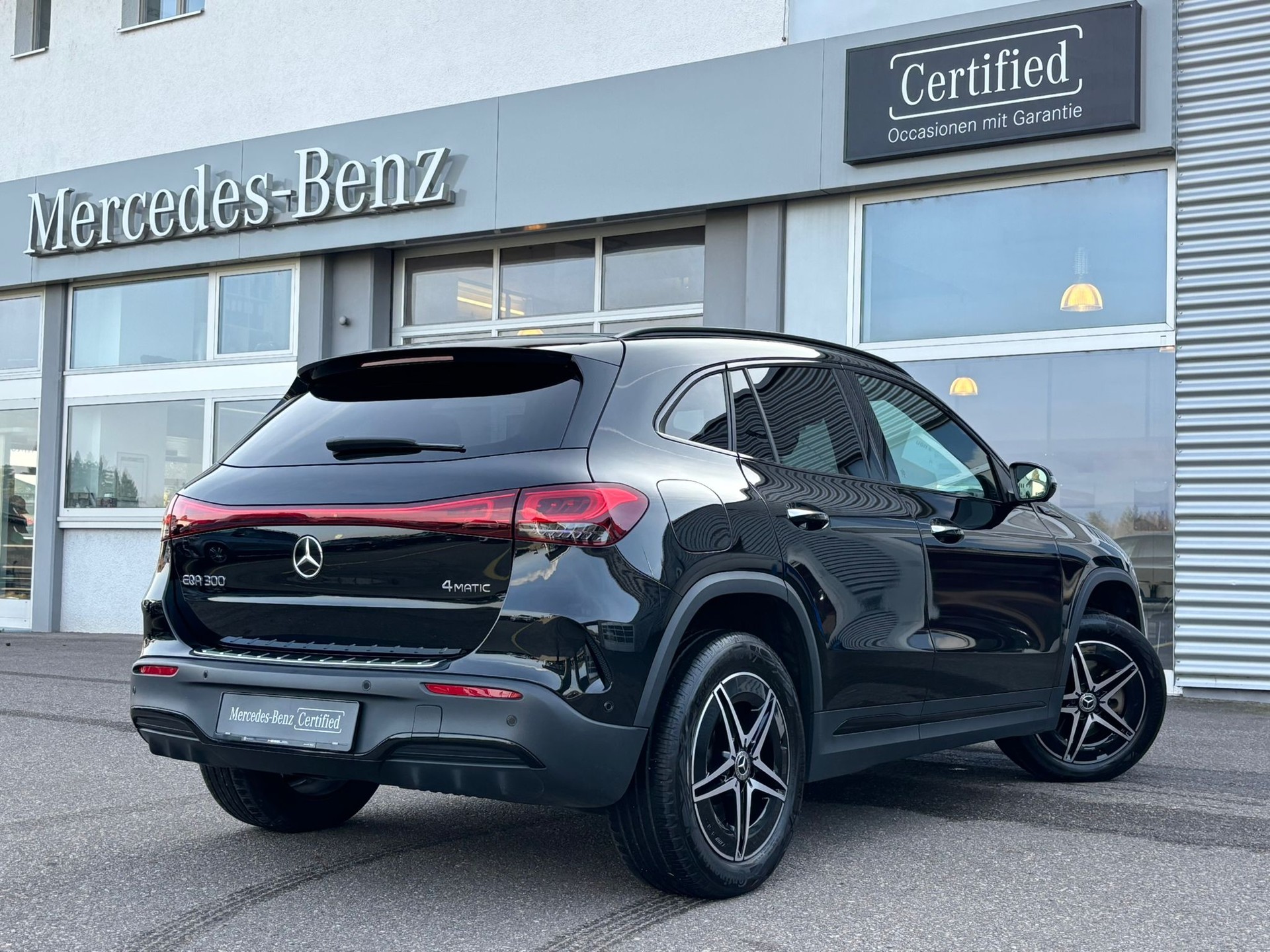 MERCEDES-BENZ EQA 300 AMG-Line 4Matic-image-3