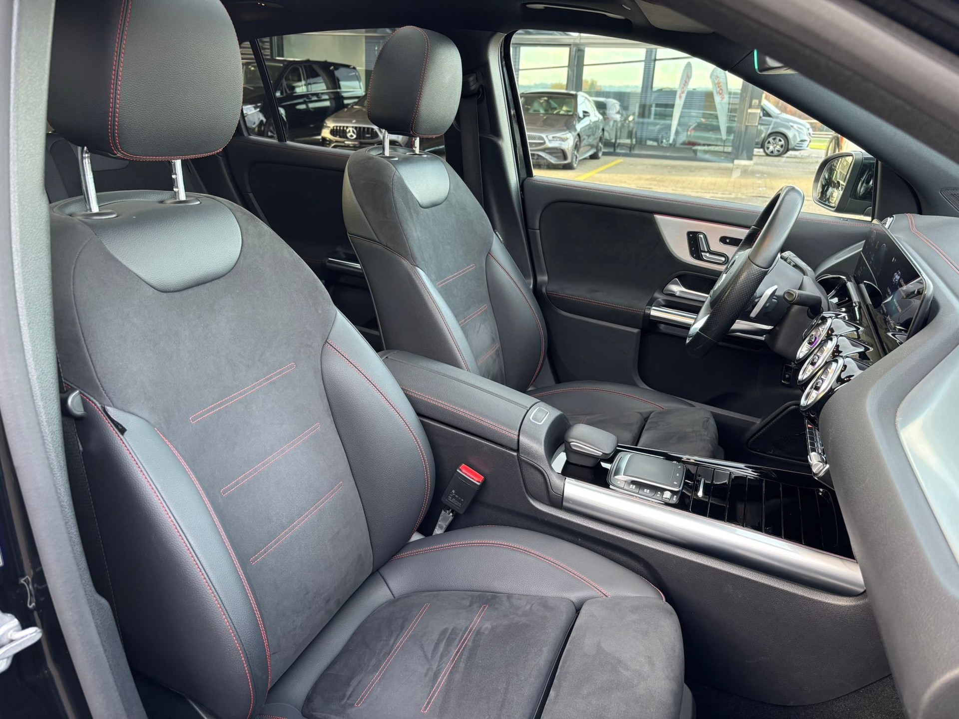 MERCEDES-BENZ EQA 300 AMG-Line 4Matic-image-8