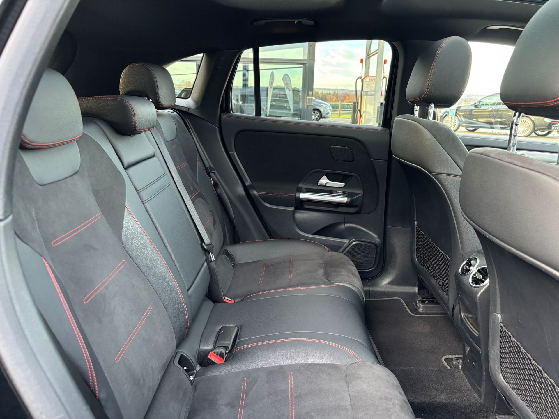 MERCEDES-BENZ EQA 300 AMG-Line 4Matic-image-9