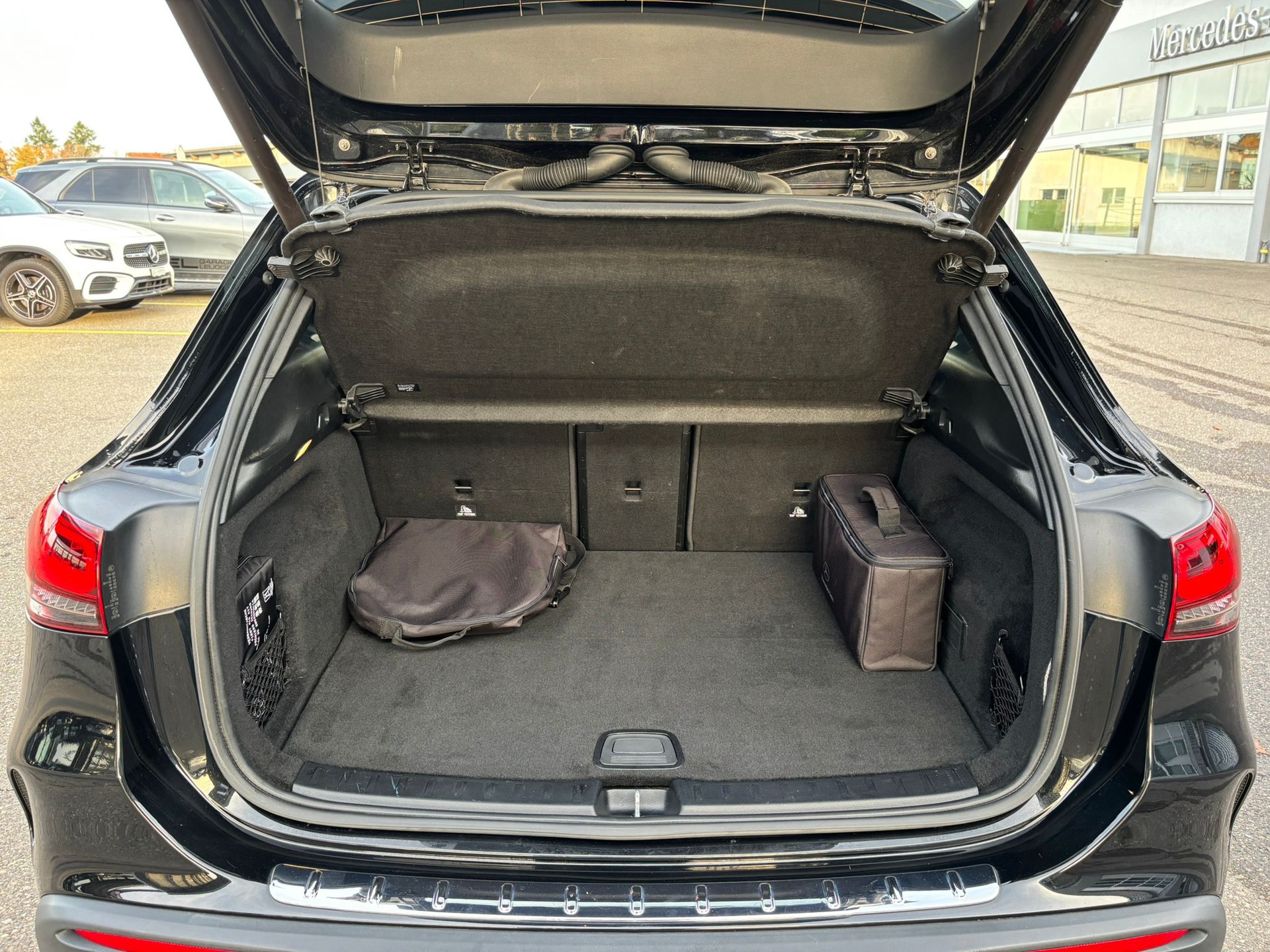MERCEDES-BENZ EQA 300 AMG-Line 4Matic-image-13