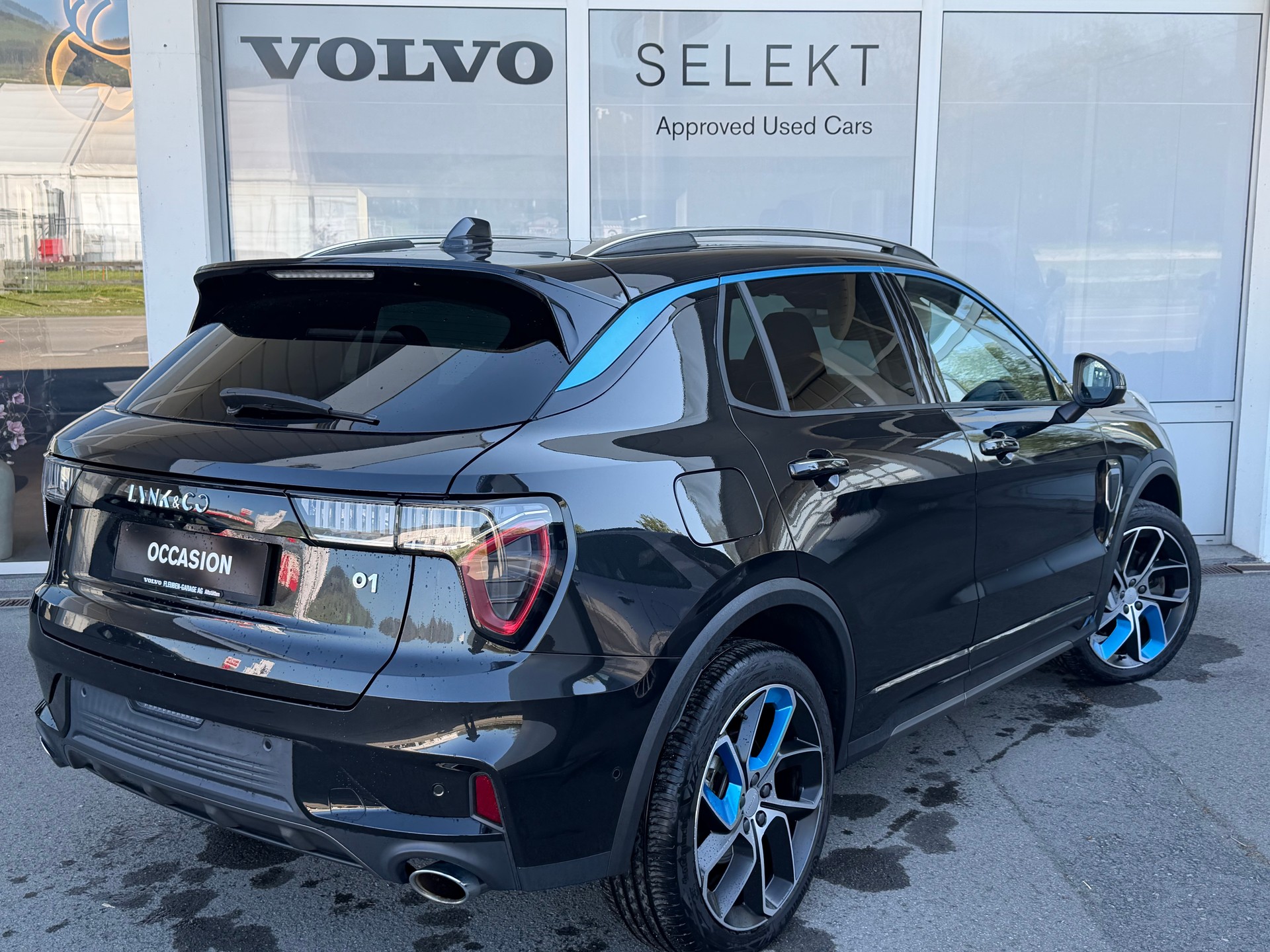 LYNK & CO 01 PHEV-showroom-element-1