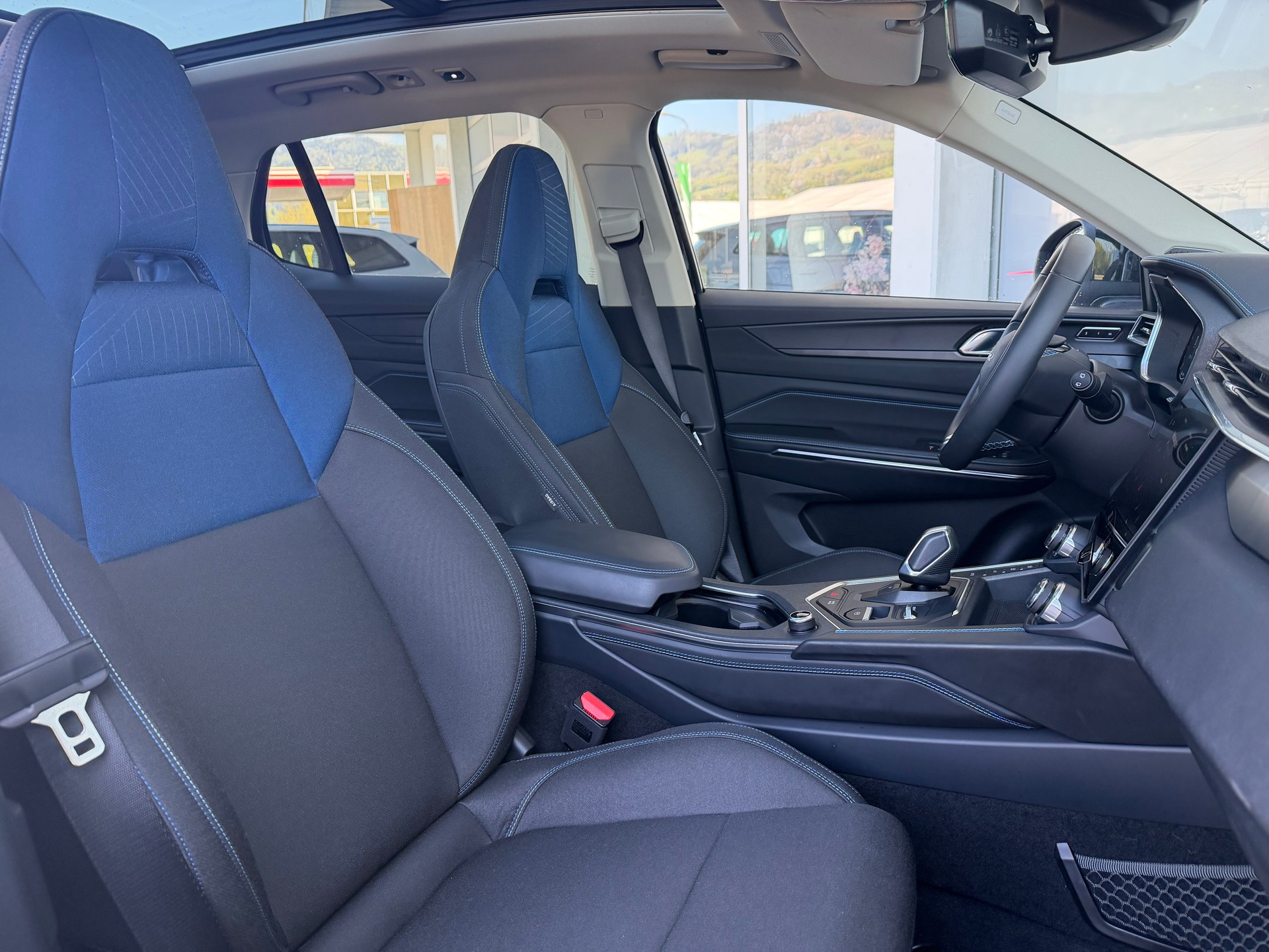 LYNK & CO 01 PHEV-showroom-element-3