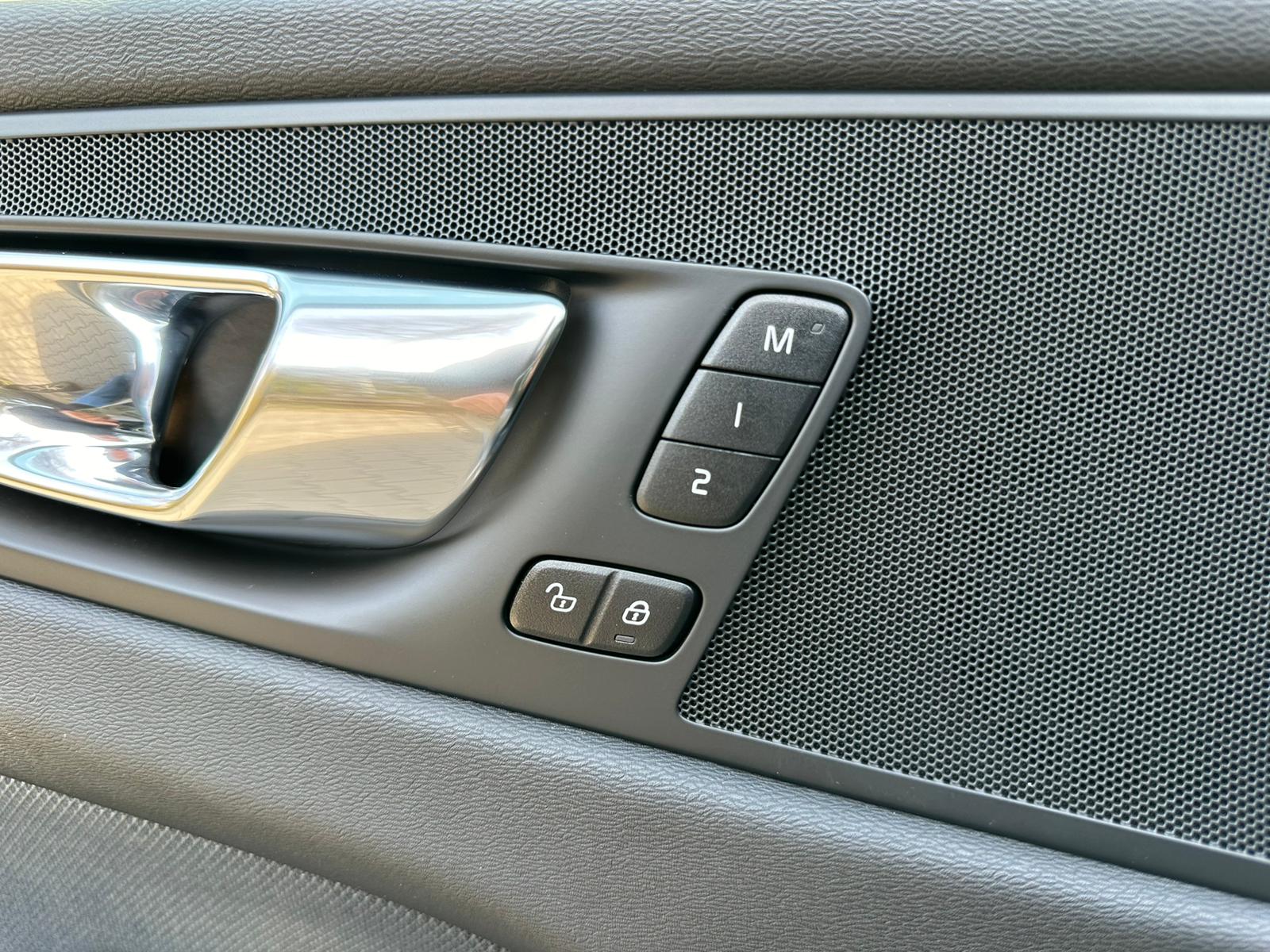VOLVO XC60 T6 eAWD R-Design Geartronic-image-11