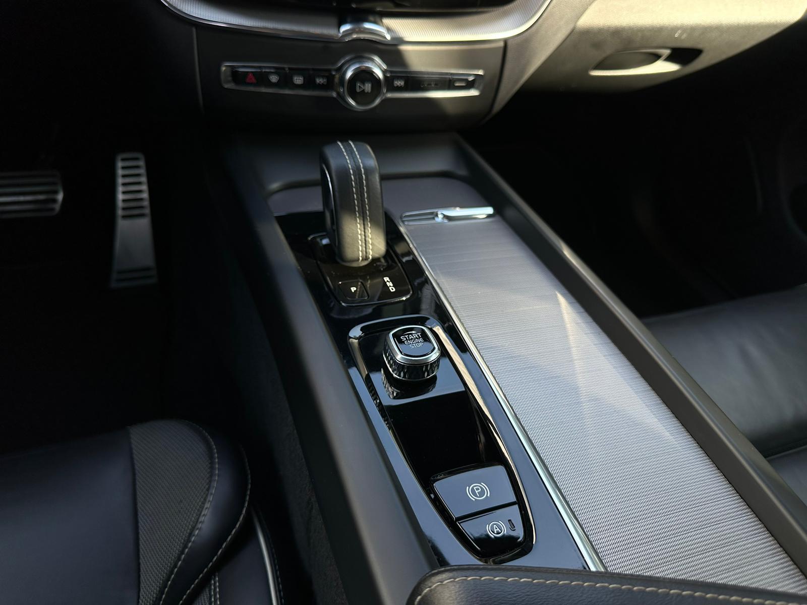 VOLVO XC60 T6 eAWD R-Design Geartronic-image-24