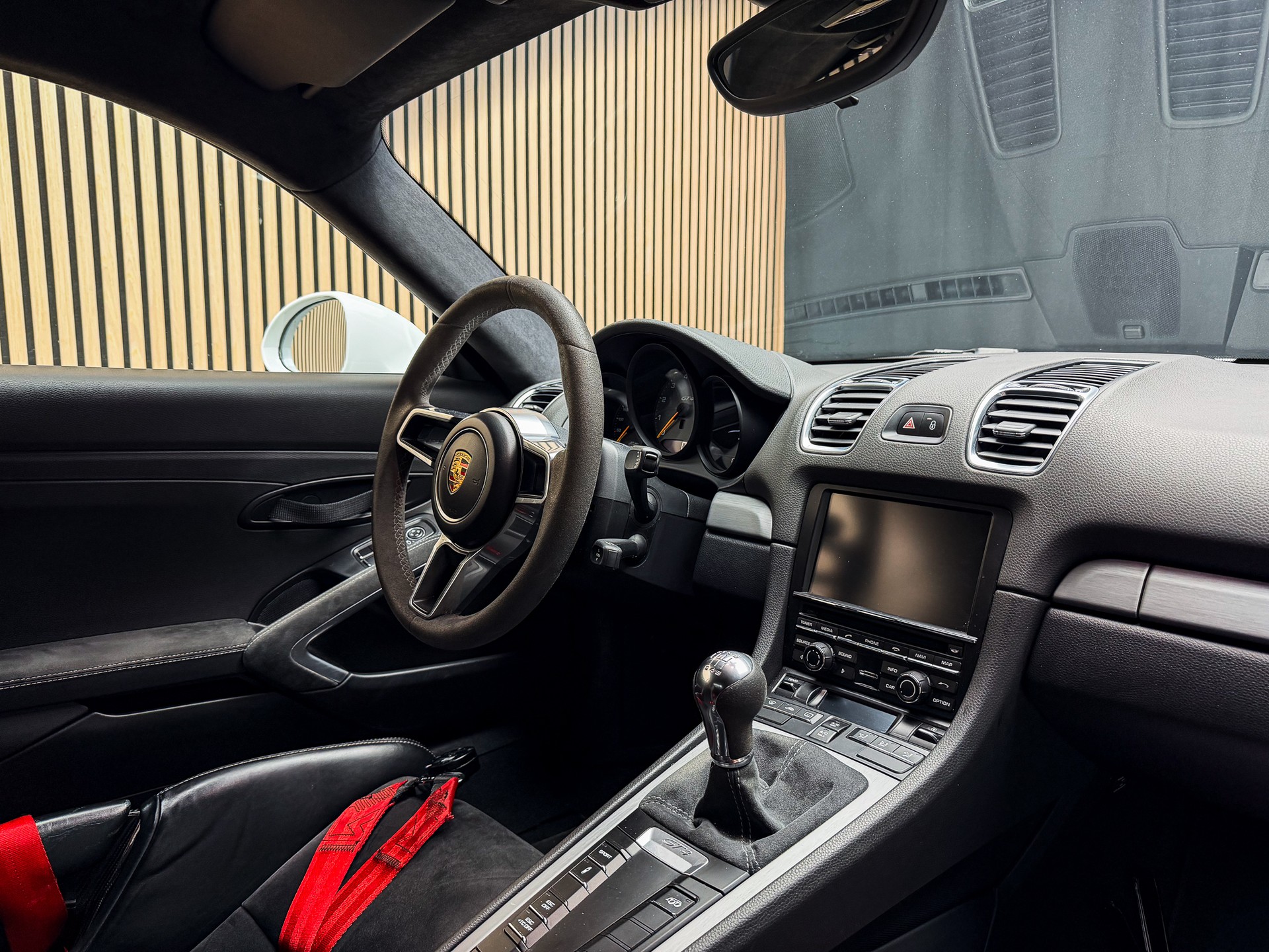PORSCHE Cayman GT4-image-8