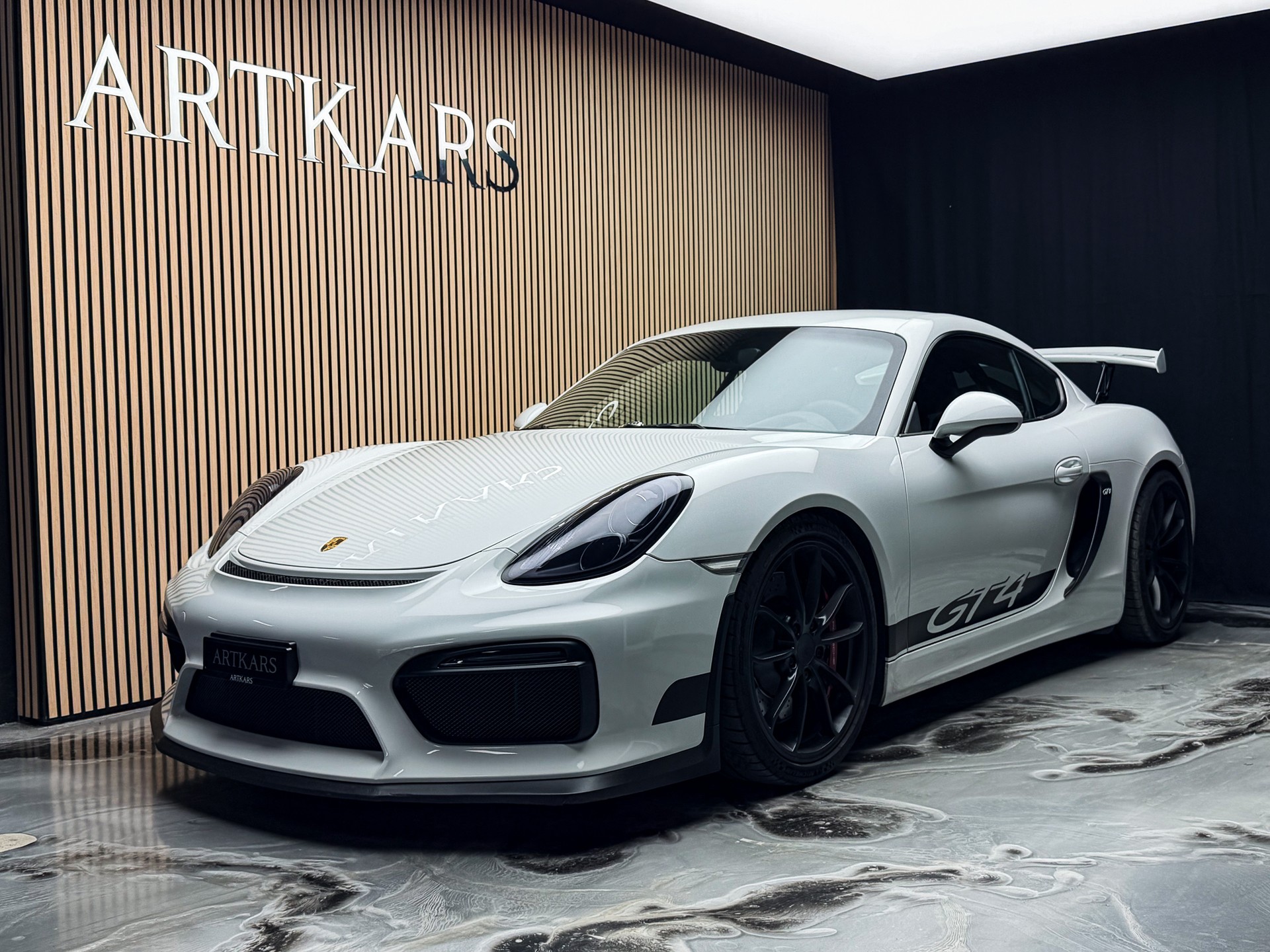 PORSCHE Cayman GT4