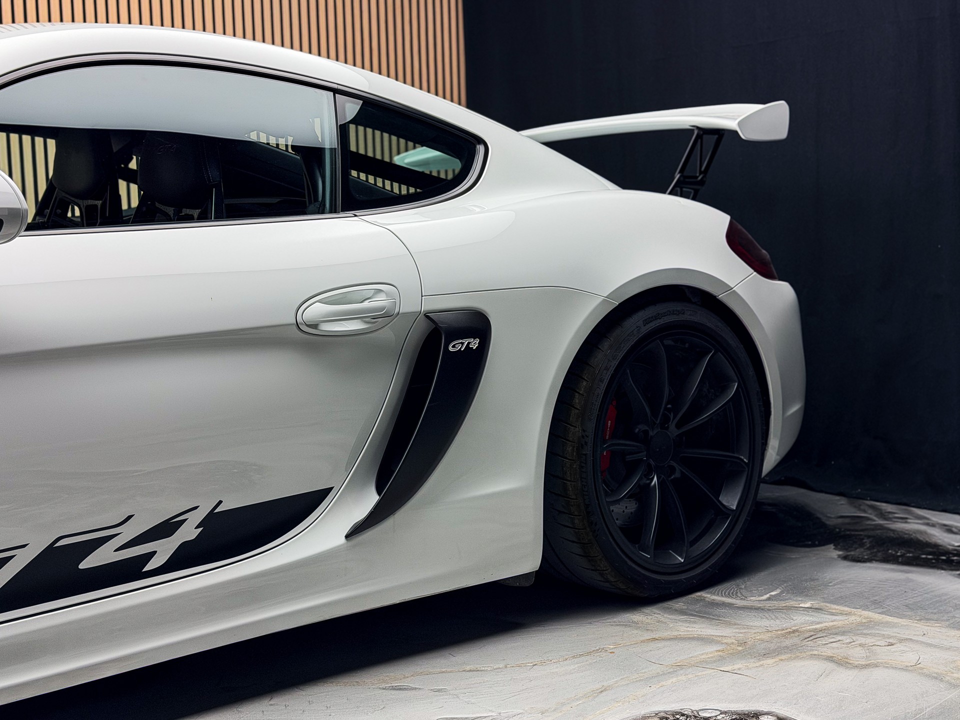 PORSCHE Cayman GT4-showroom-element-1