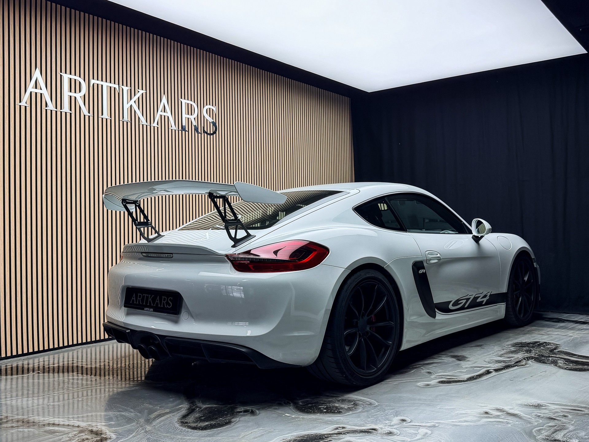 PORSCHE Cayman GT4-showroom-element-3