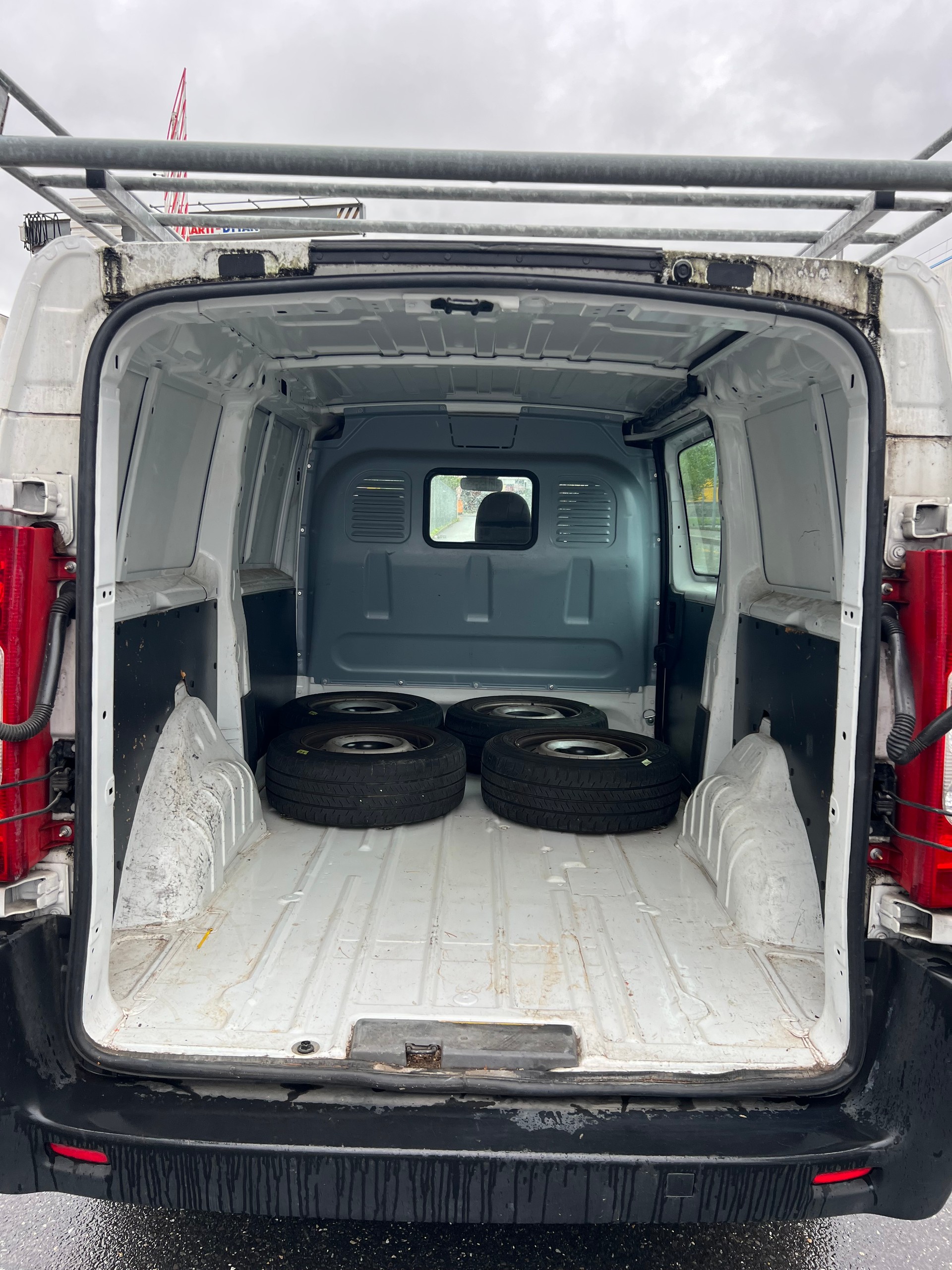 PEUGEOT Expert 2.0 HDi 229 L2H1-image-14