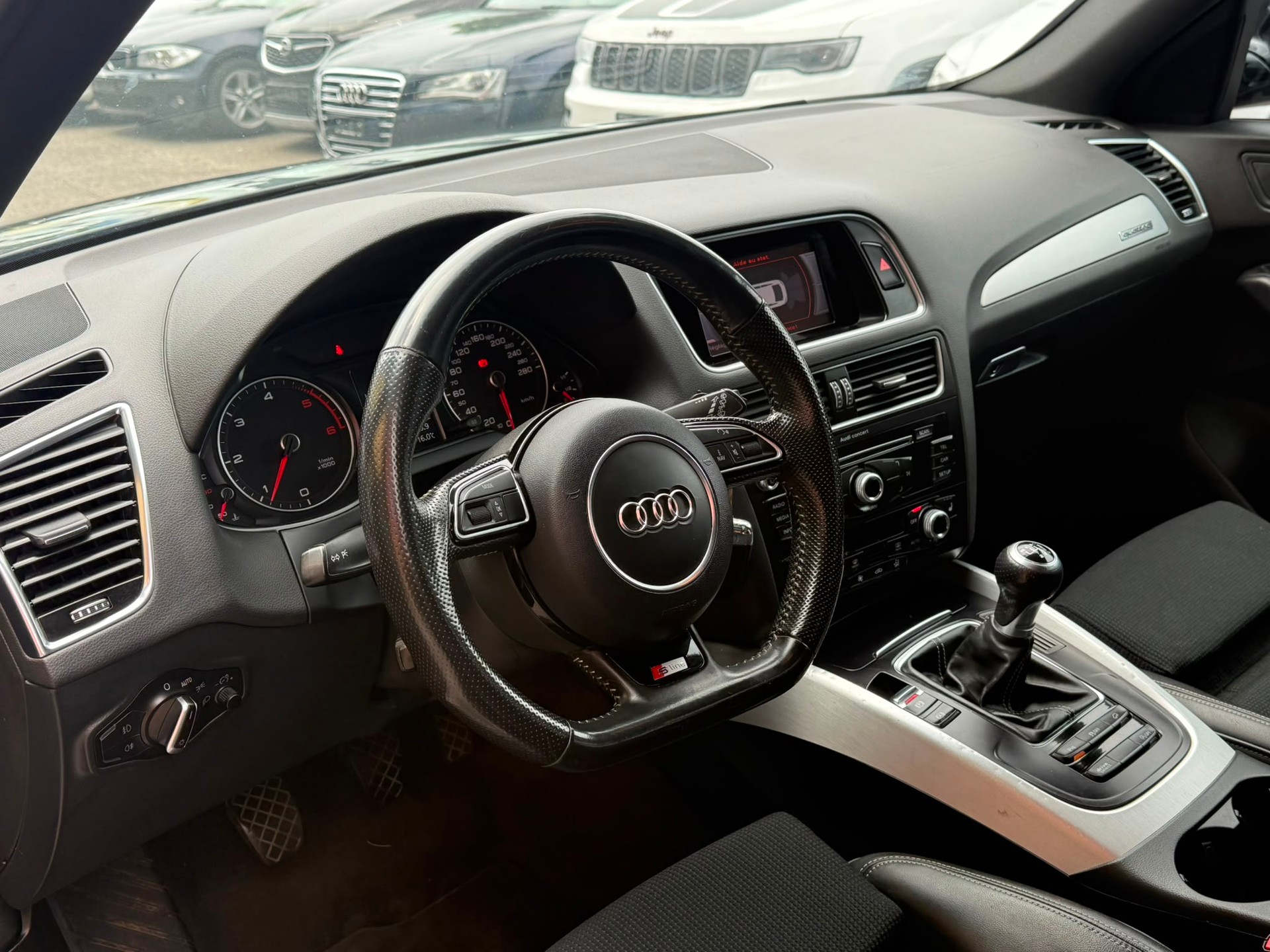 AUDI Q5 2.0 TDI quattro-image-12