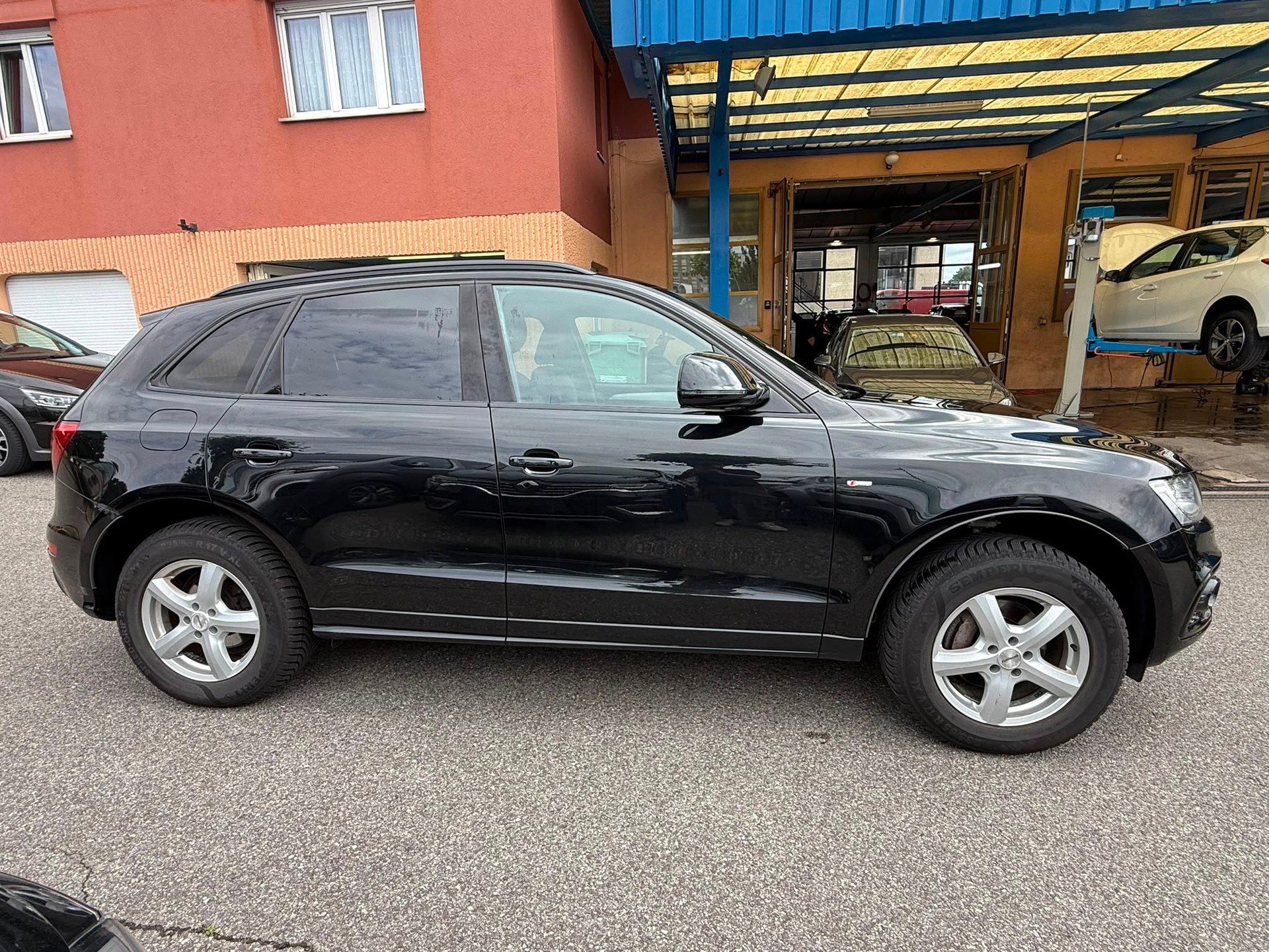 AUDI Q5 2.0 TDI quattro-image-3