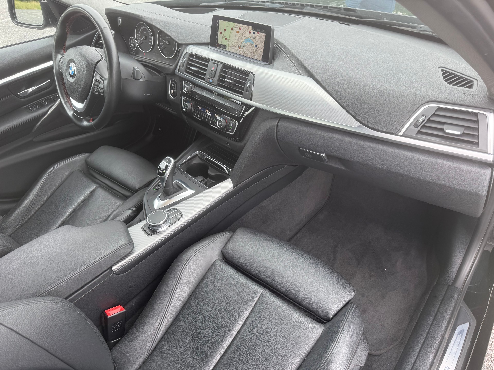 BMW 320d xDrive Edition Sport Line Steptronic-image-11