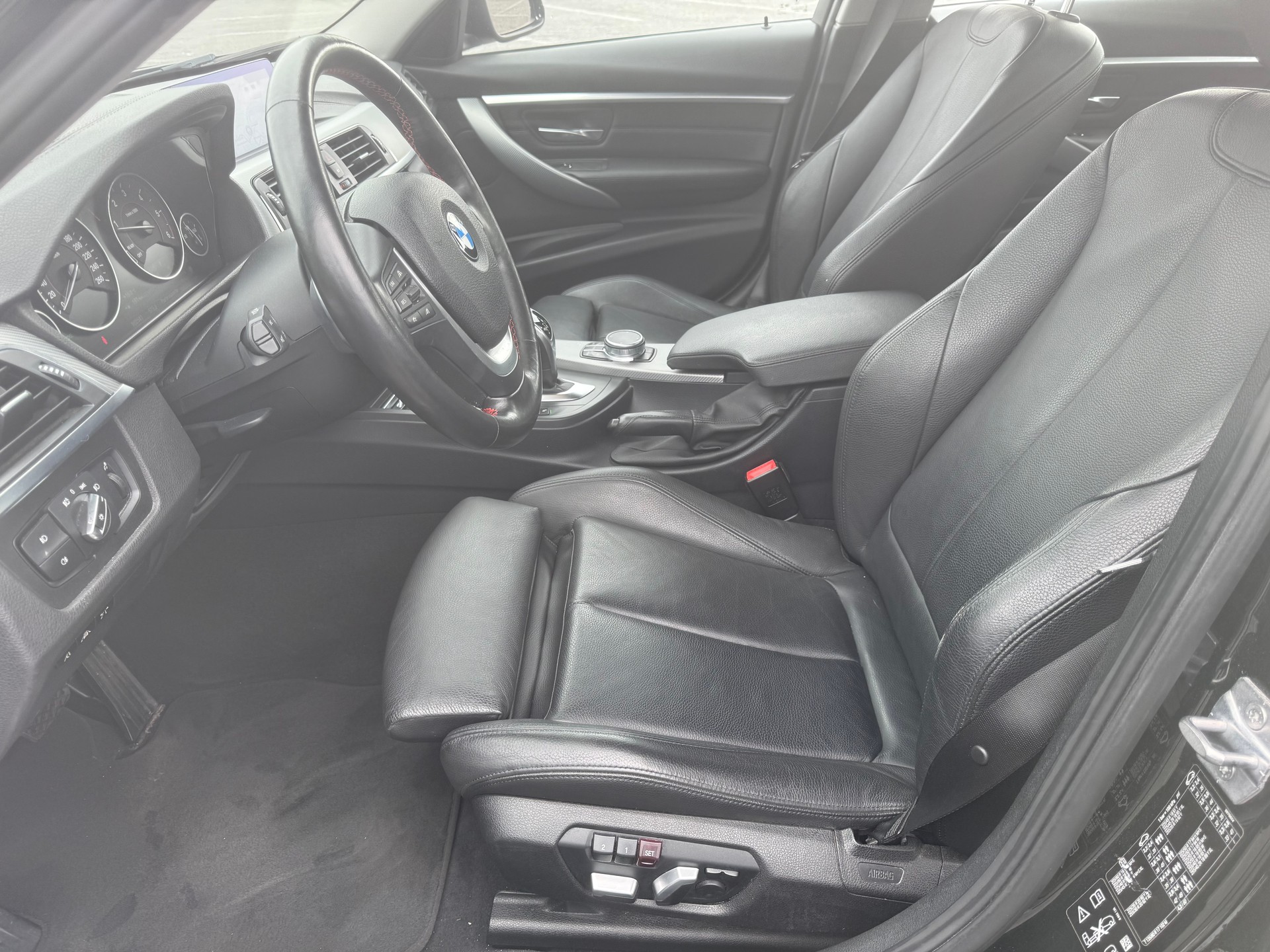 BMW 320d xDrive Edition Sport Line Steptronic-image-8