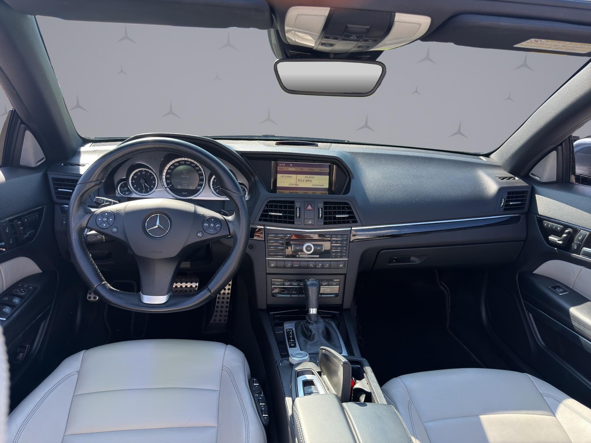 MERCEDES-BENZ E 500 V8 BlueEF Cabriolet-image-12