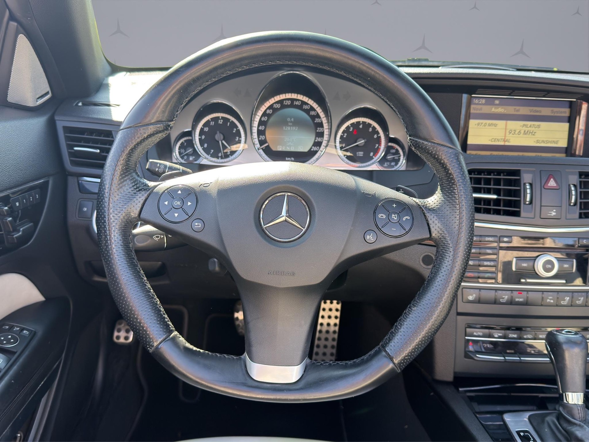 MERCEDES-BENZ E 500 V8 BlueEF Cabriolet-image-11