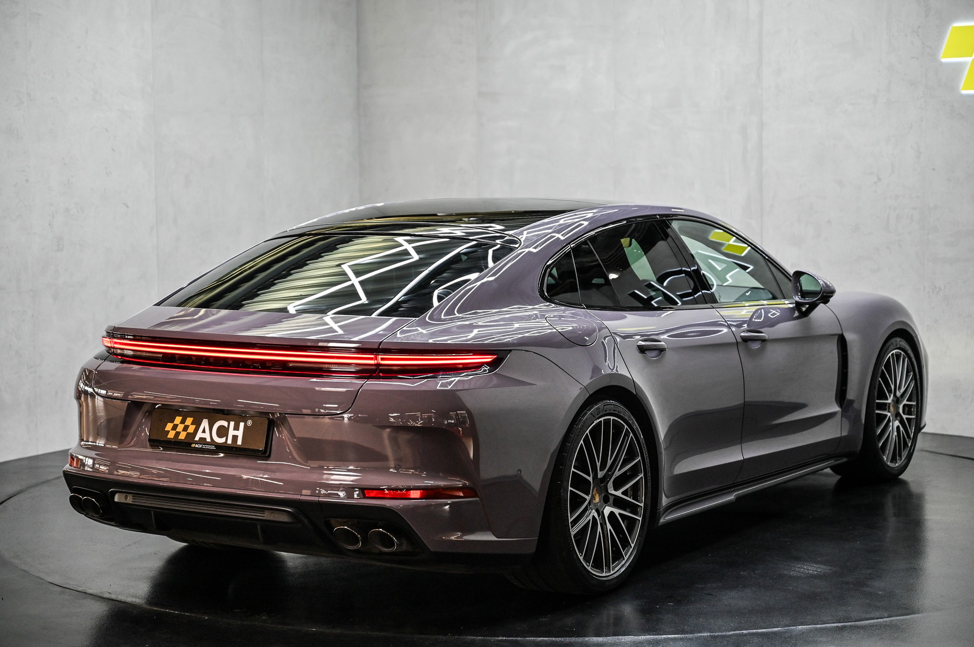 PORSCHE Panamera 4-image-8