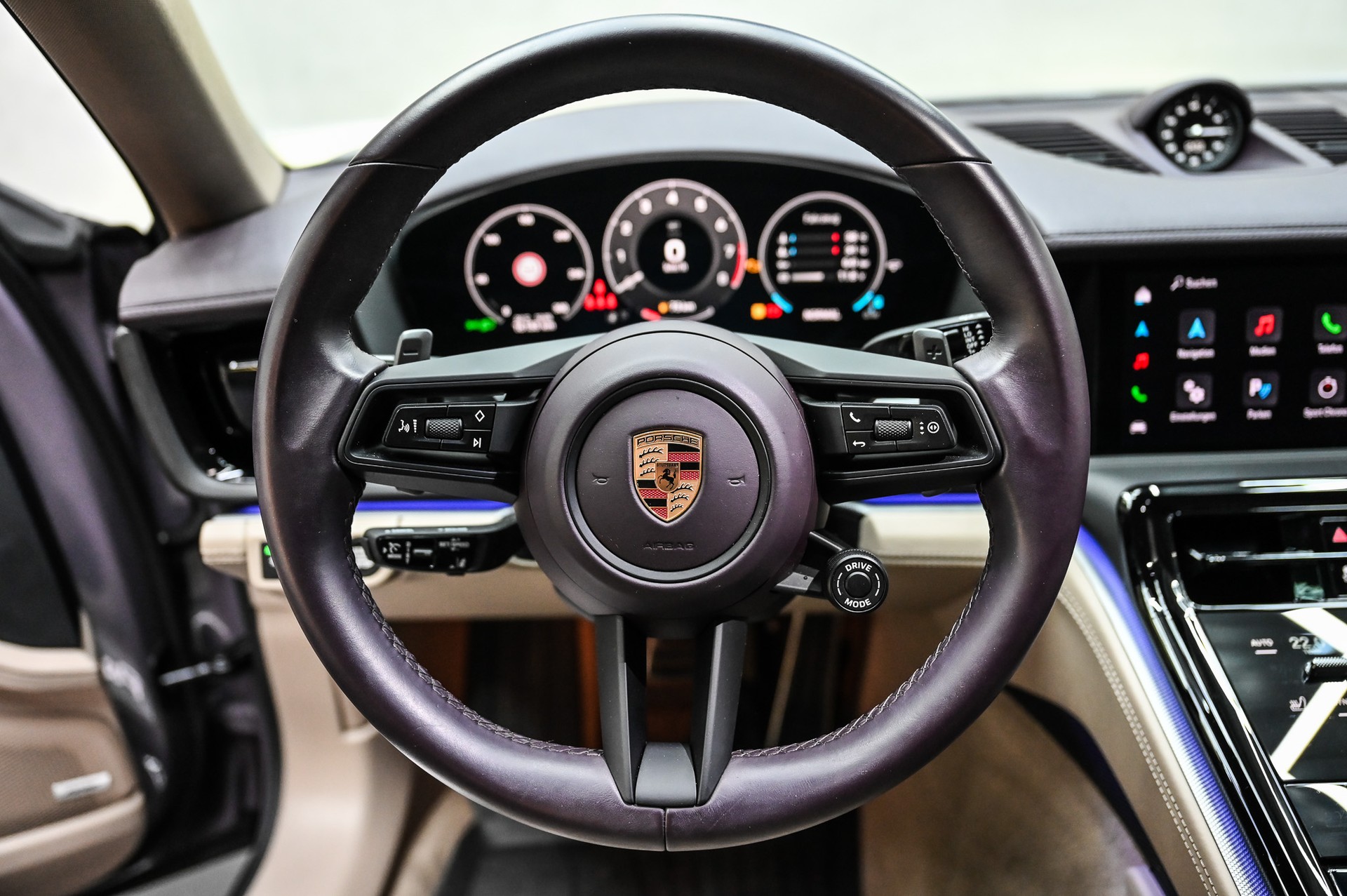 PORSCHE Panamera 4-image-29