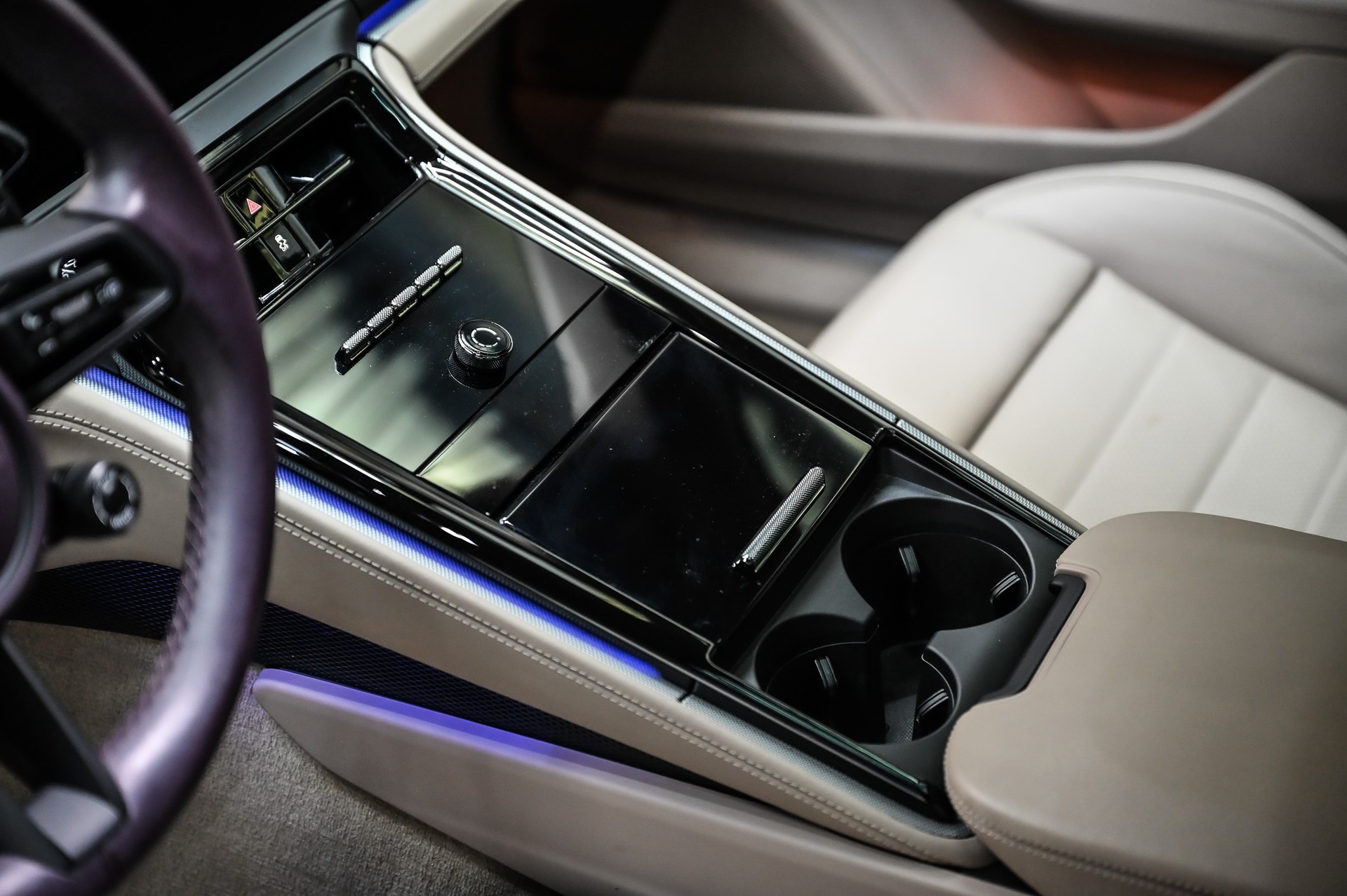 PORSCHE Panamera 4-image-23