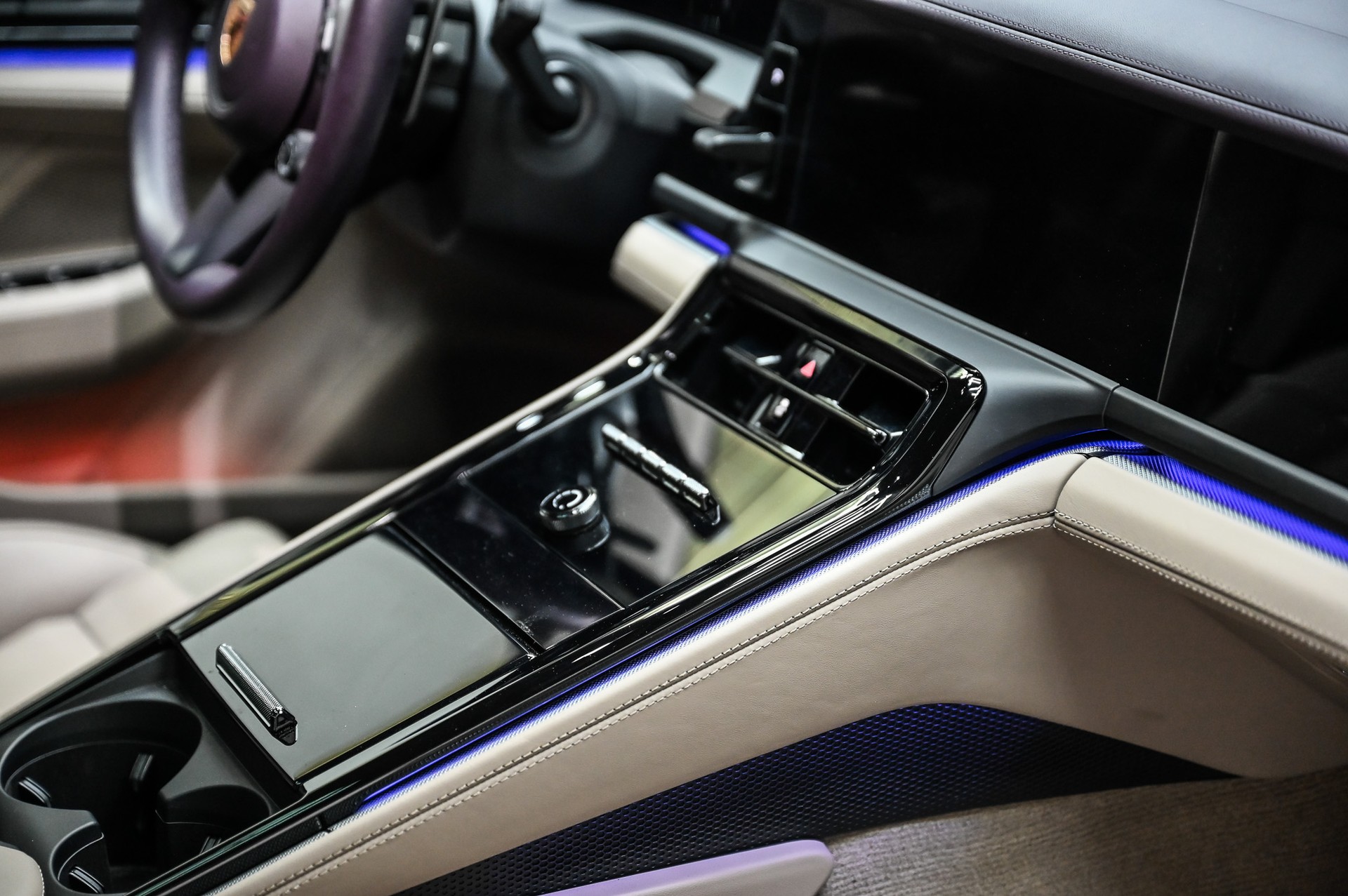 PORSCHE Panamera 4-image-26