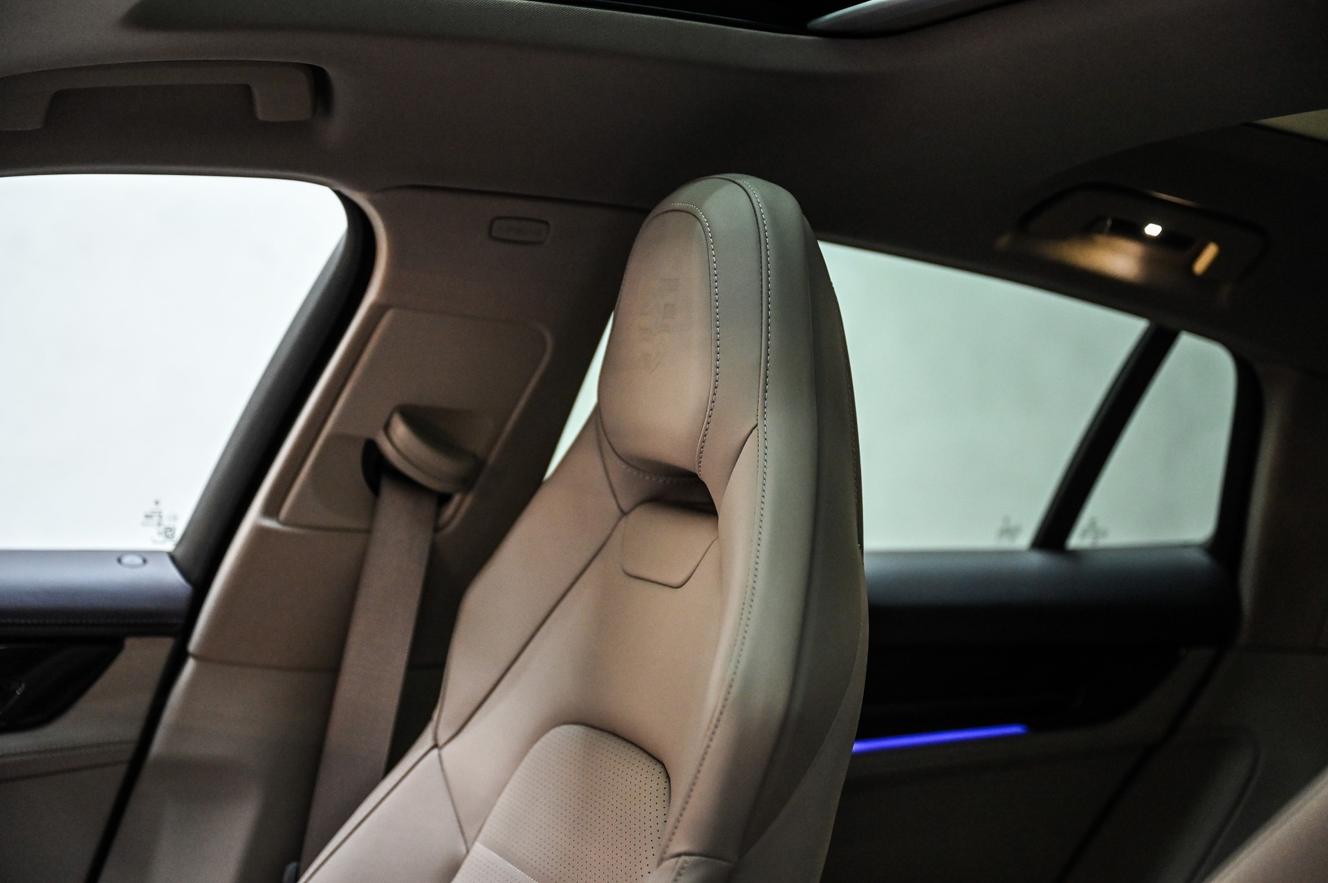 PORSCHE Panamera 4-image-16
