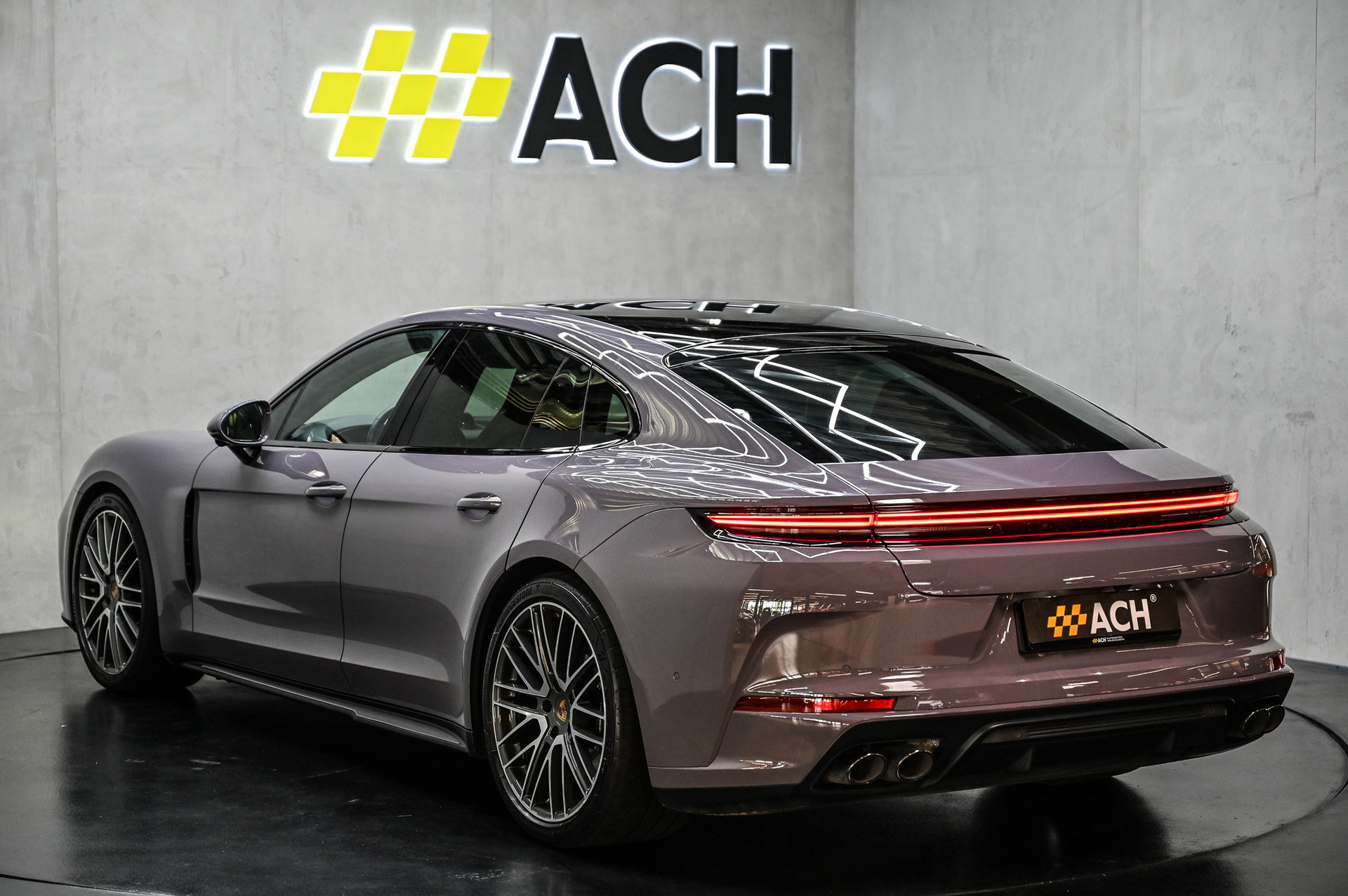 PORSCHE Panamera 4-image-6