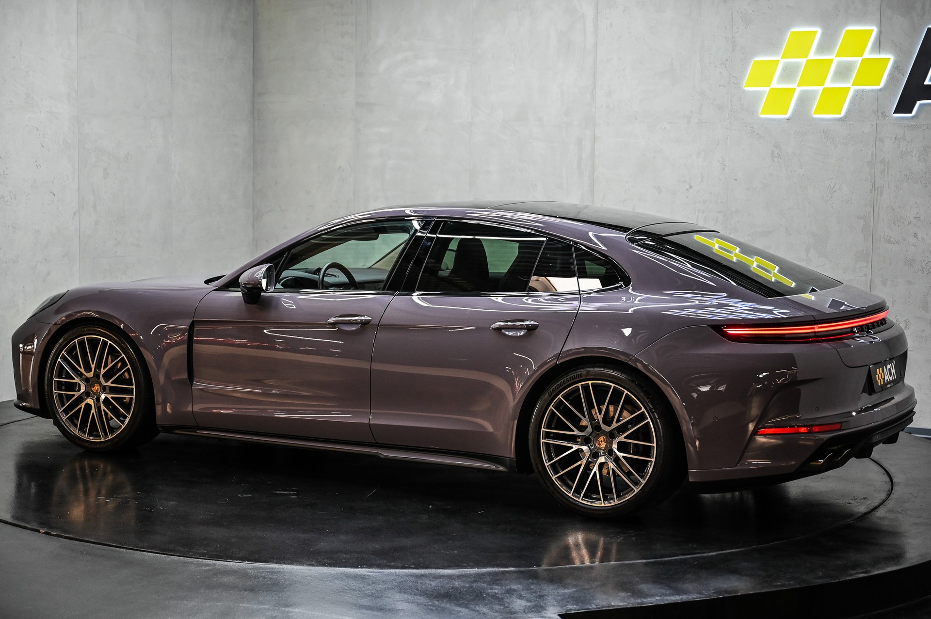PORSCHE Panamera 4-image-5