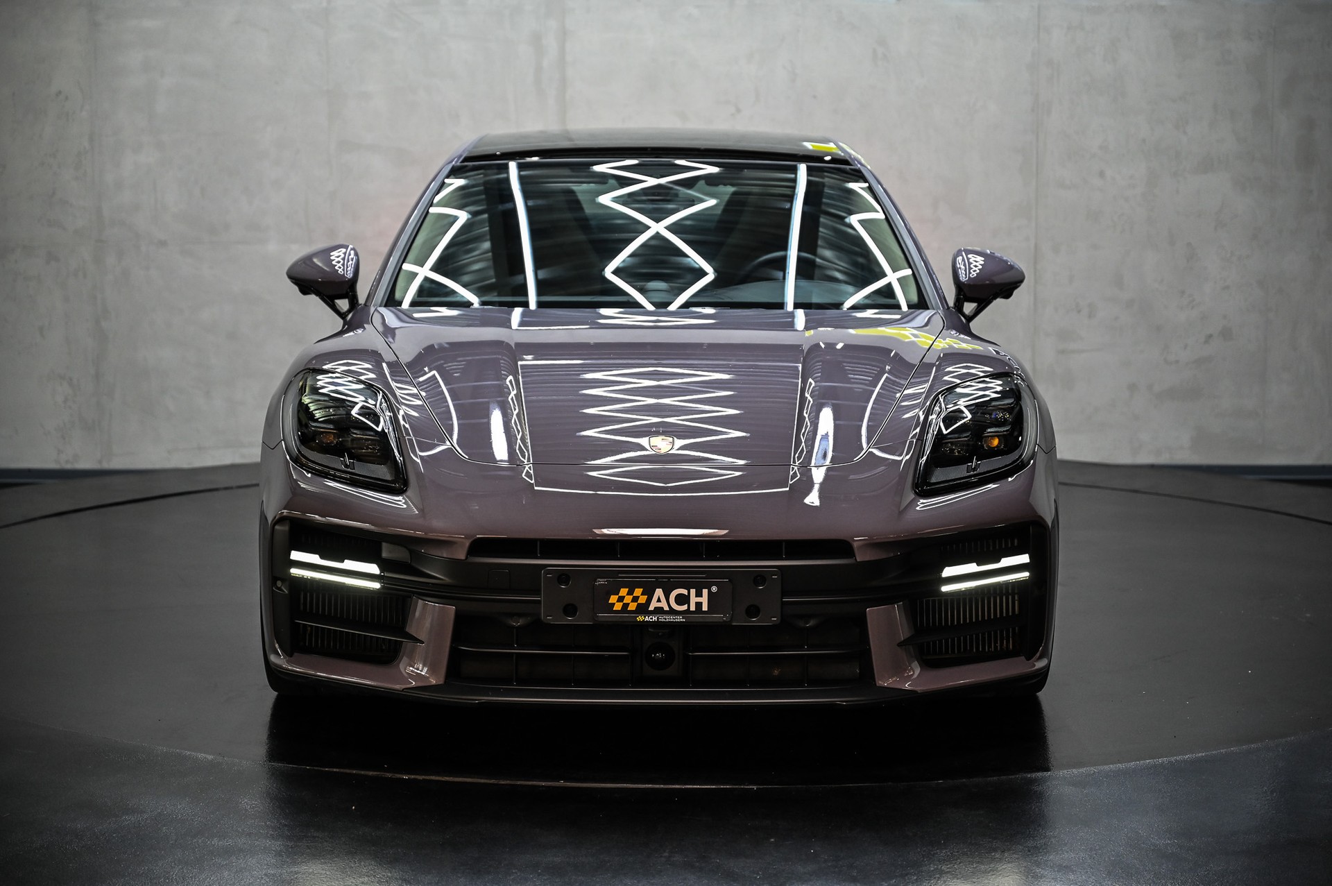 PORSCHE Panamera 4-showroom-element-1