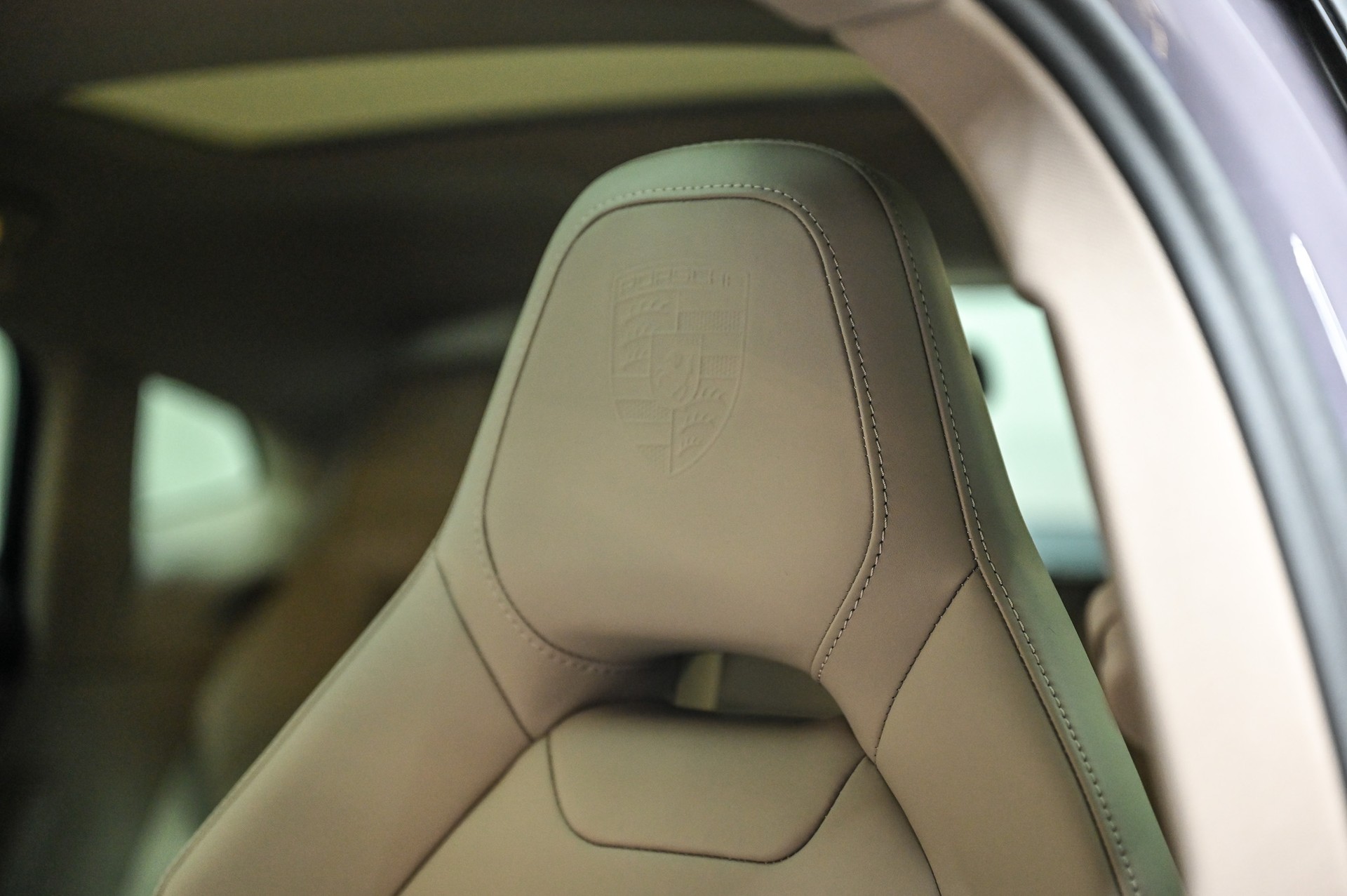 PORSCHE Panamera 4-image-15
