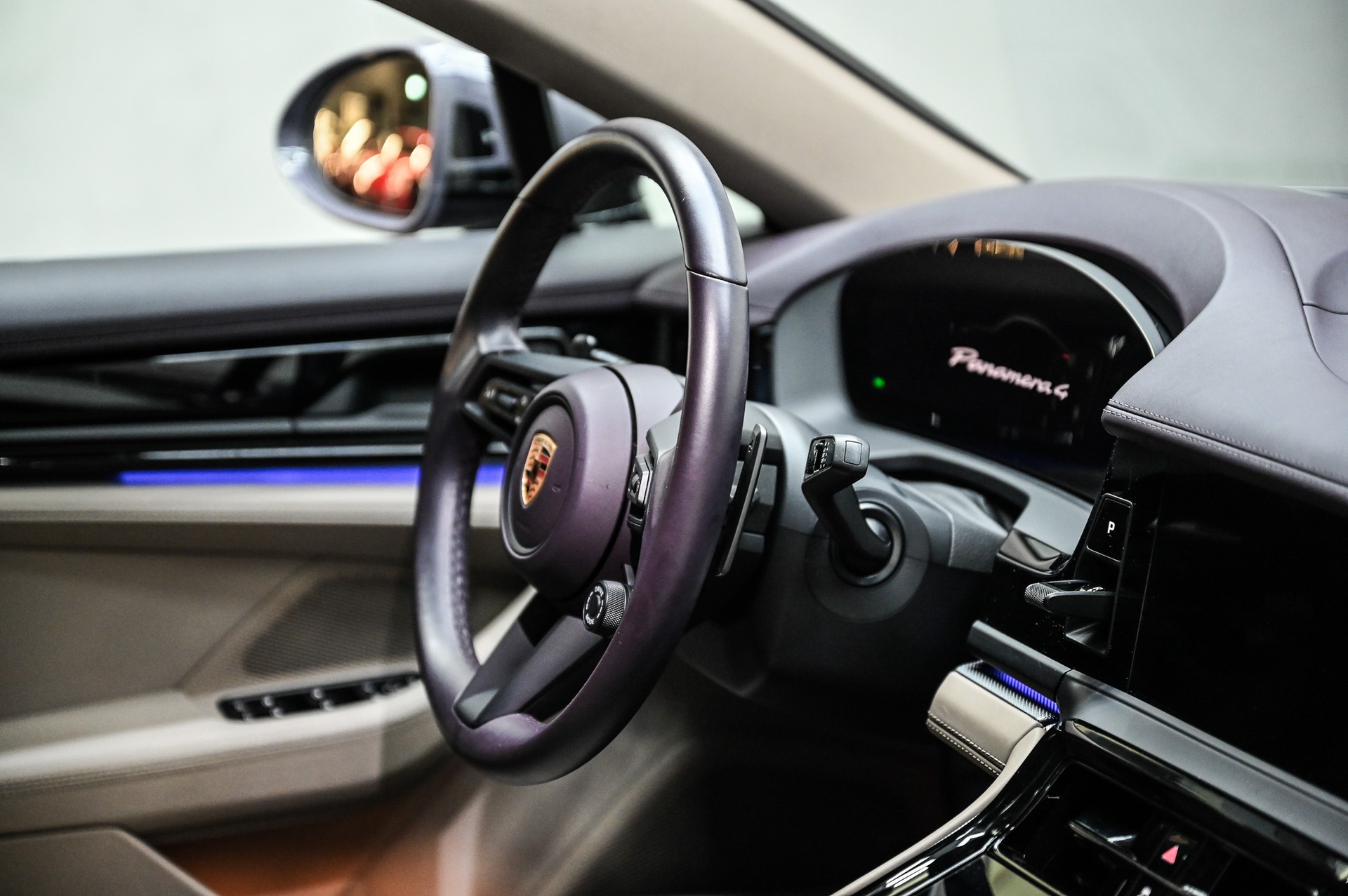 PORSCHE Panamera 4-image-25
