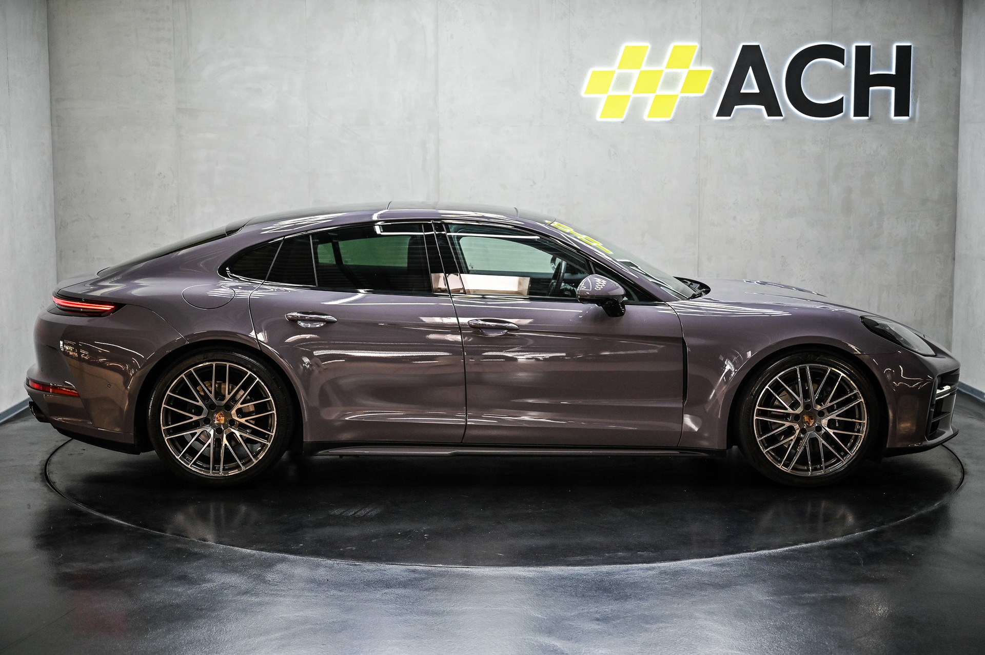 PORSCHE Panamera 4-image-10