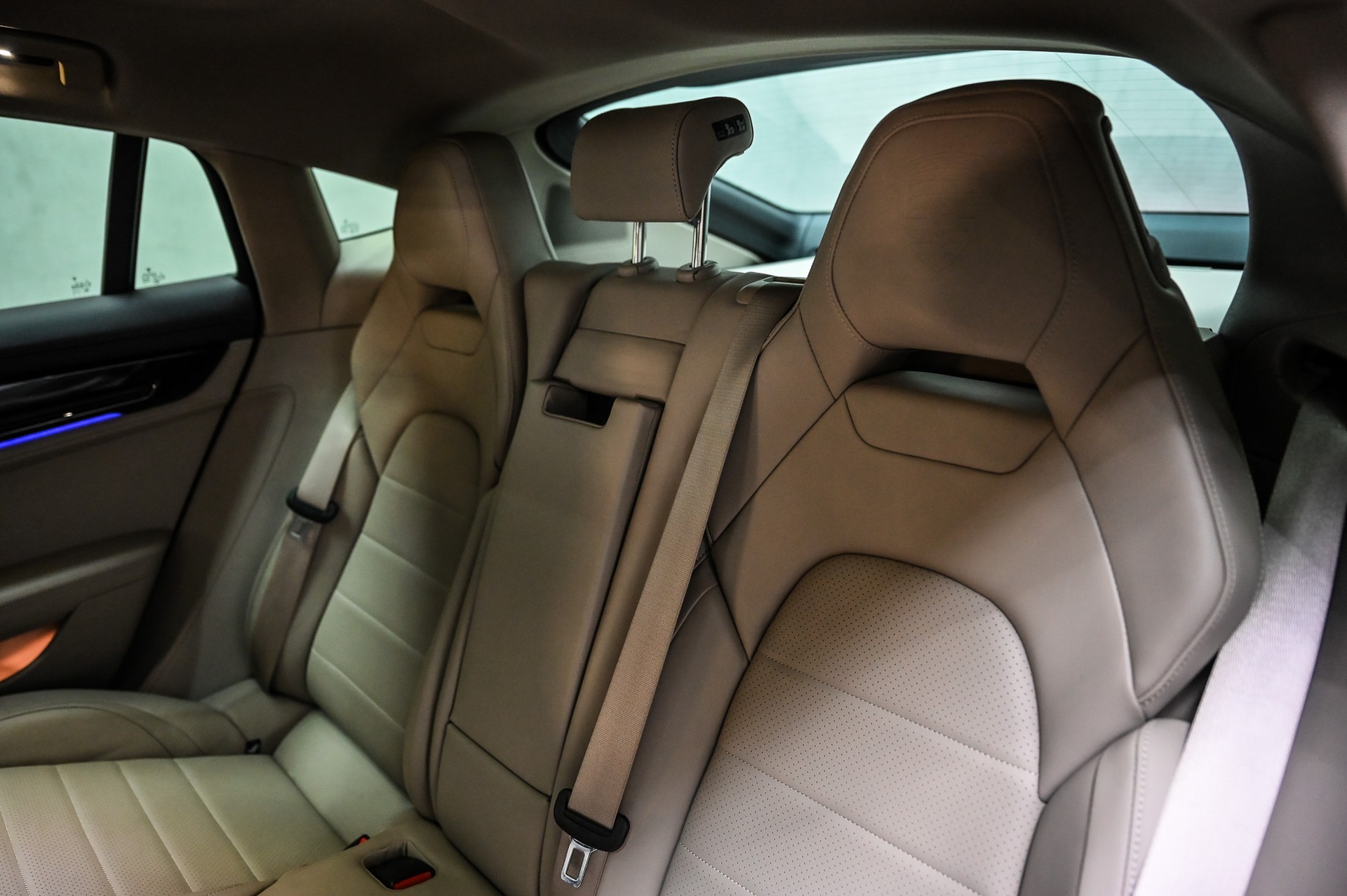 PORSCHE Panamera 4-image-17