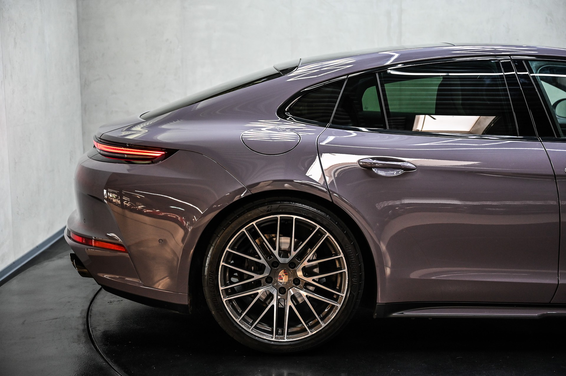 PORSCHE Panamera 4-image-13