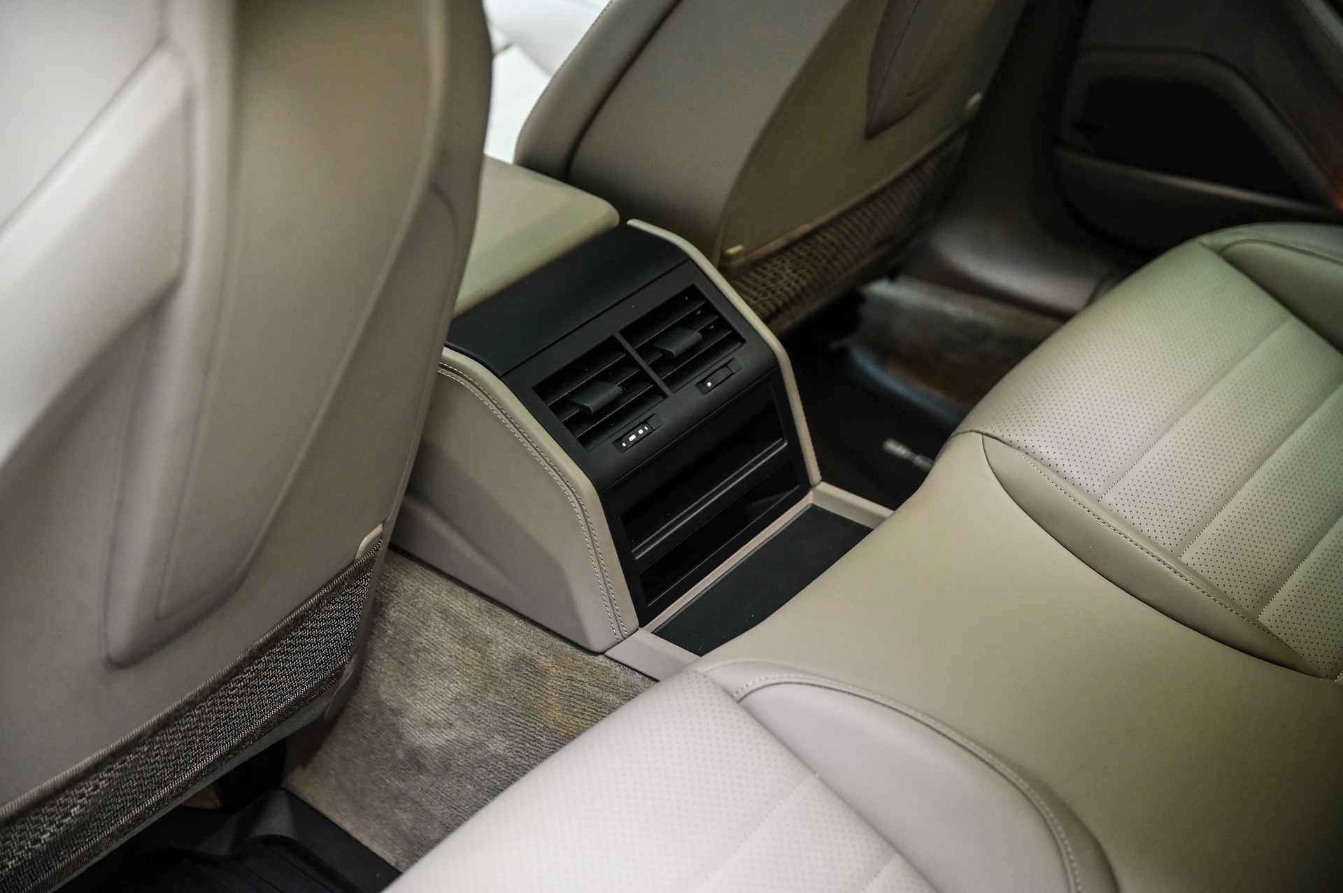 PORSCHE Panamera 4-image-19
