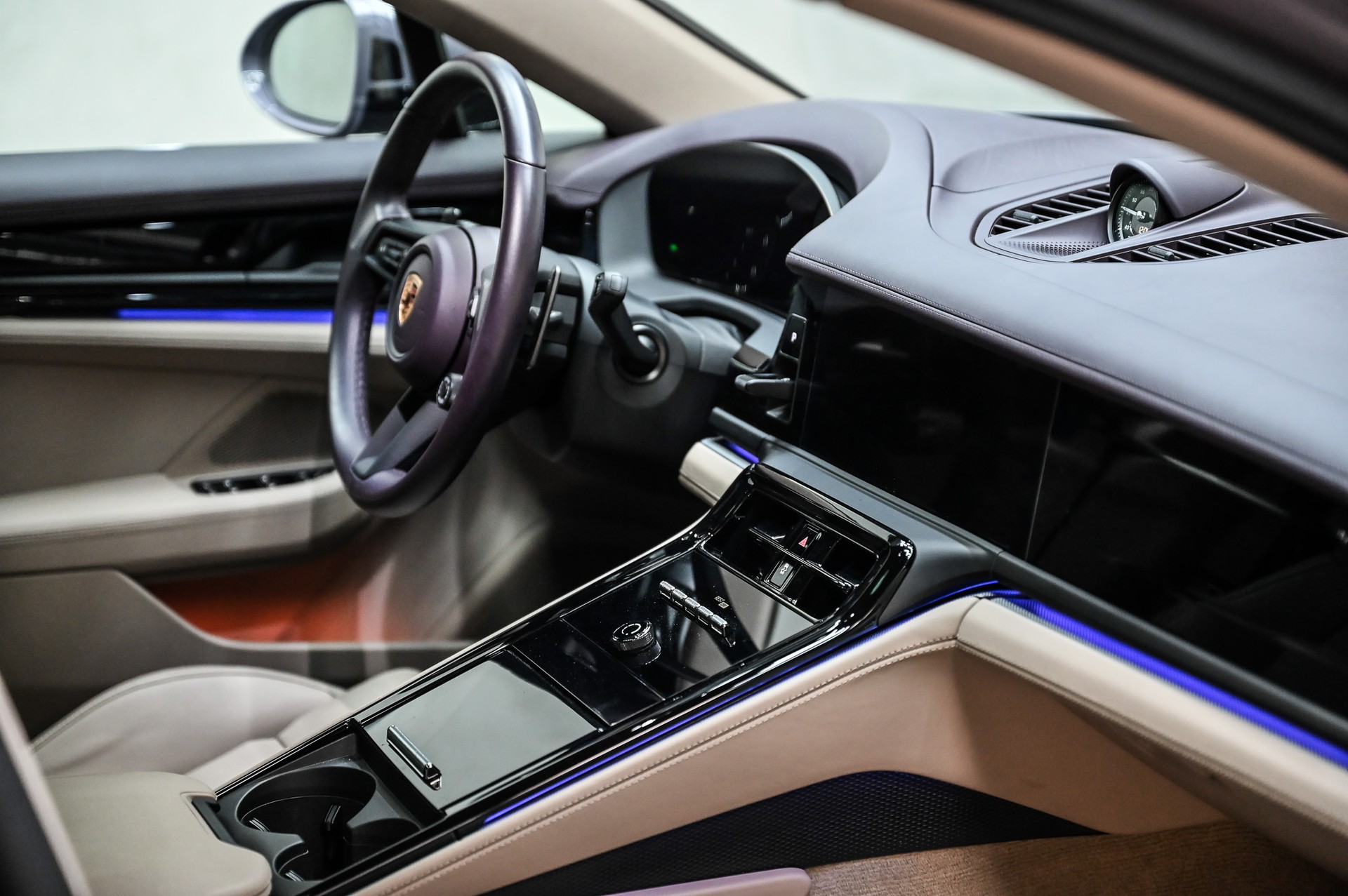 PORSCHE Panamera 4-image-30
