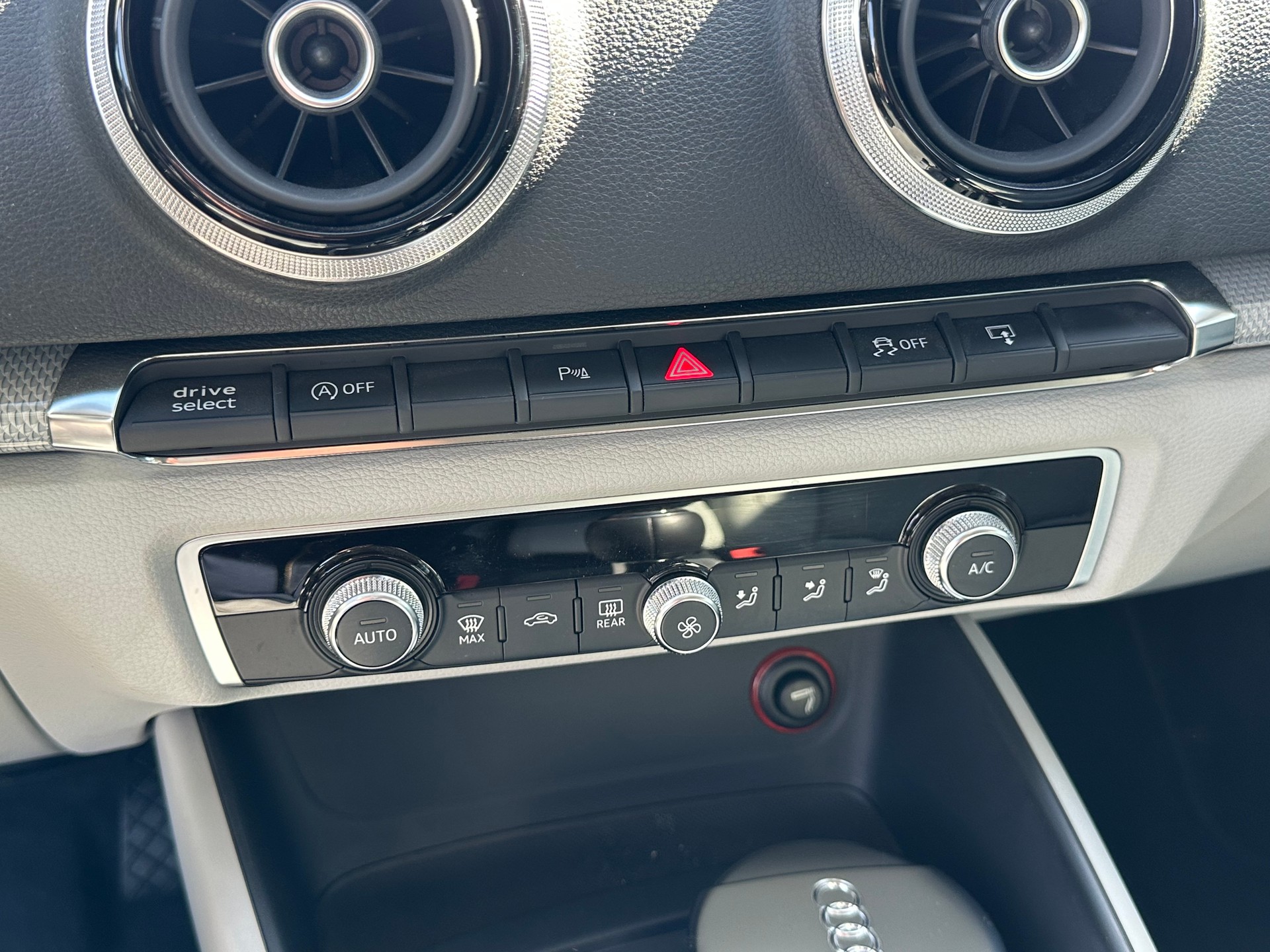 AUDI A3 Sportback 1.4 TFSI Ambition-image-14