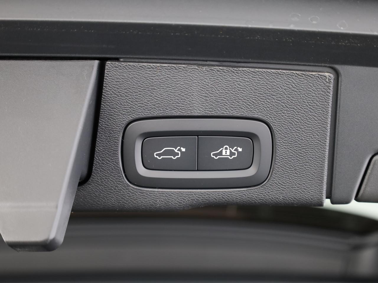 VOLVO XC60 2.0 B5 MH Black Edition AWD-image-18