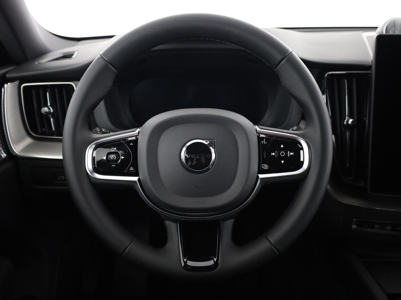 VOLVO XC60 2.0 B5 MH Black Edition AWD-image-13