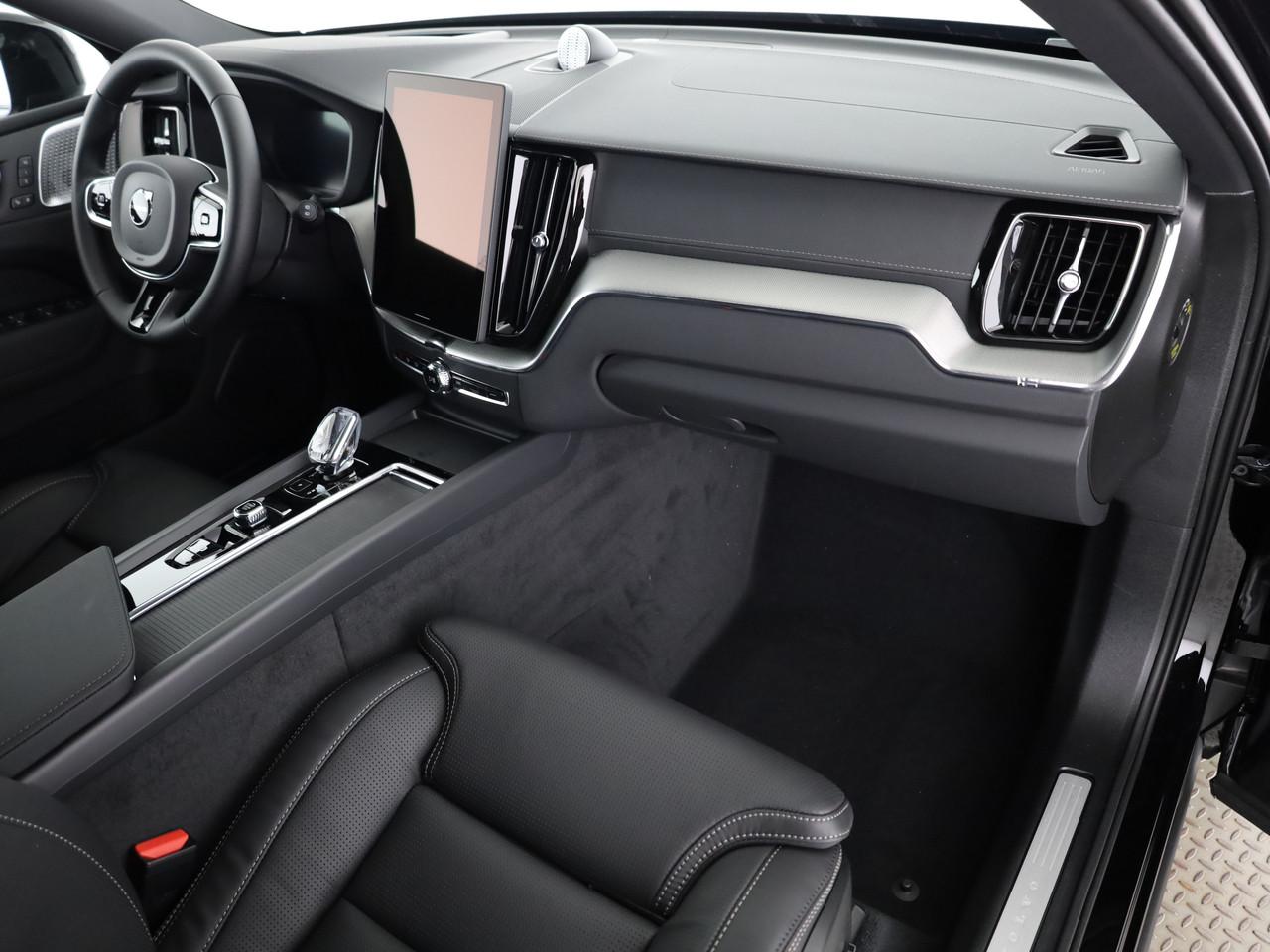 VOLVO XC60 2.0 B5 MH Black Edition AWD-image-8