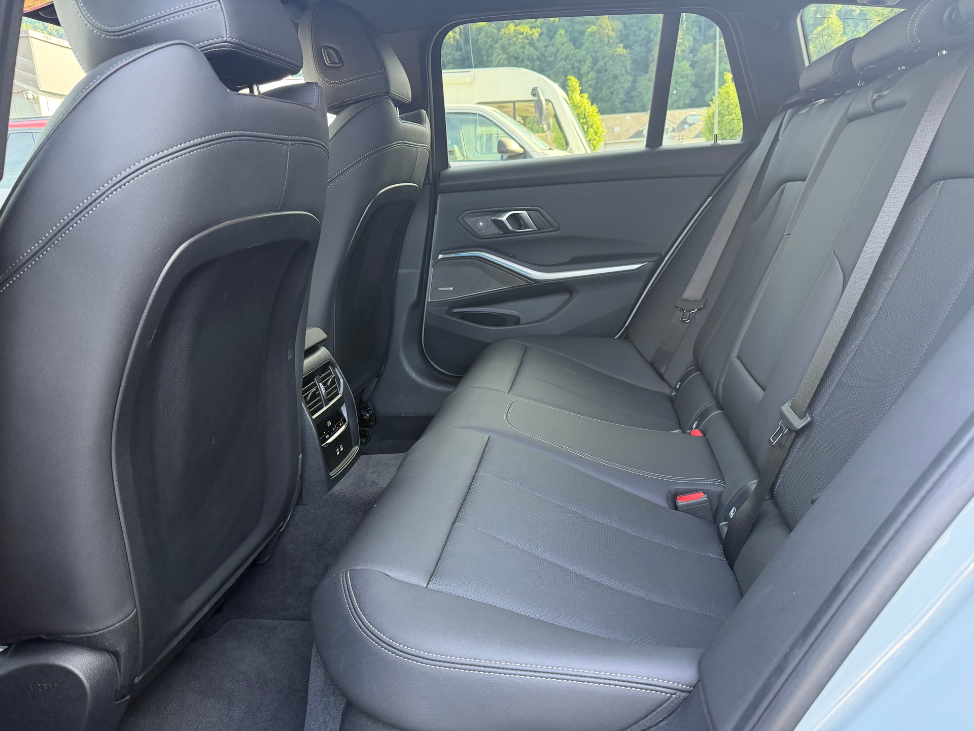 BMW 320d xDrive 48V Touring Steptronic M Sport-image-17