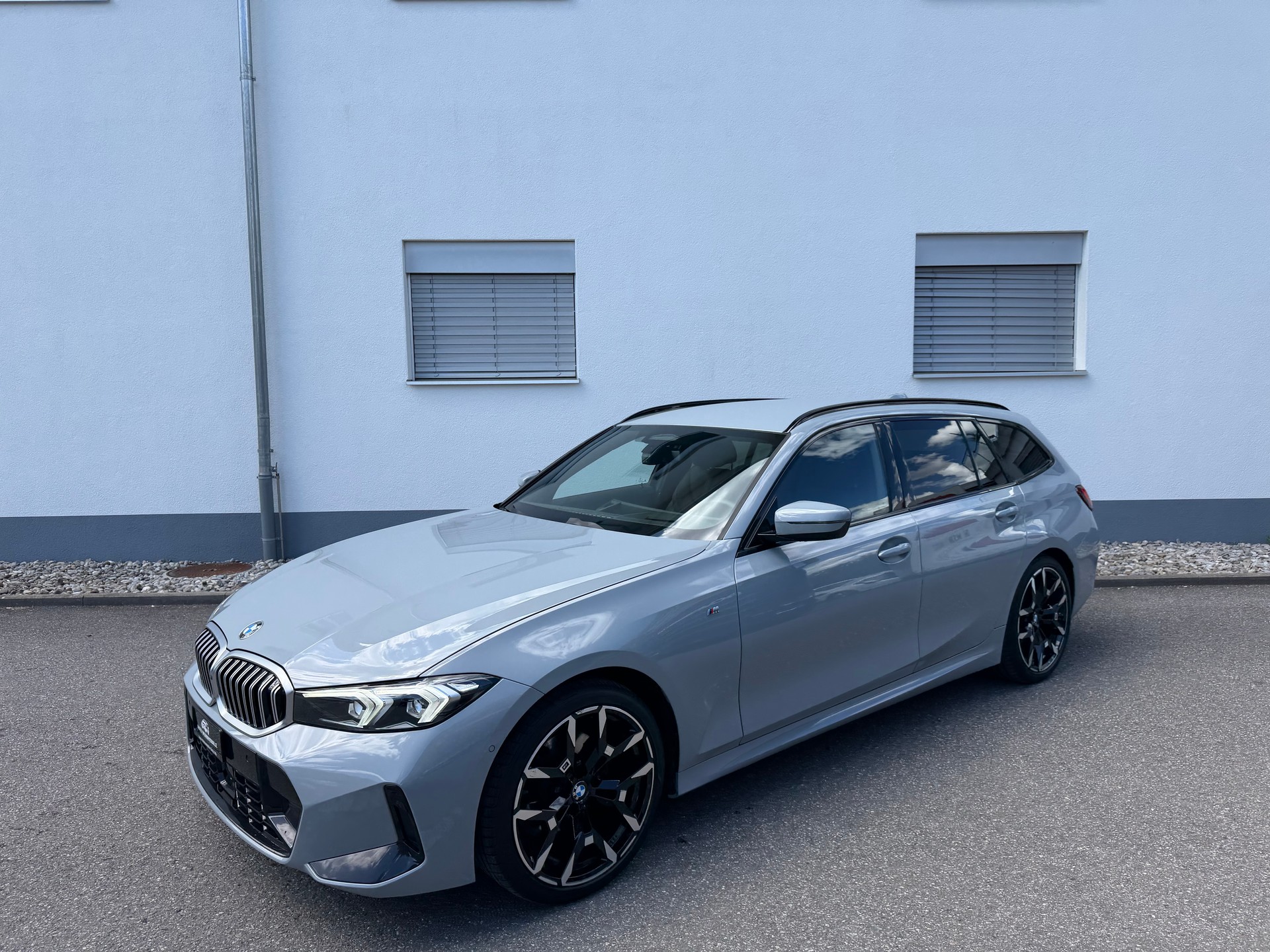 BMW 320d xDrive 48V Touring Steptronic M Sport-image-10