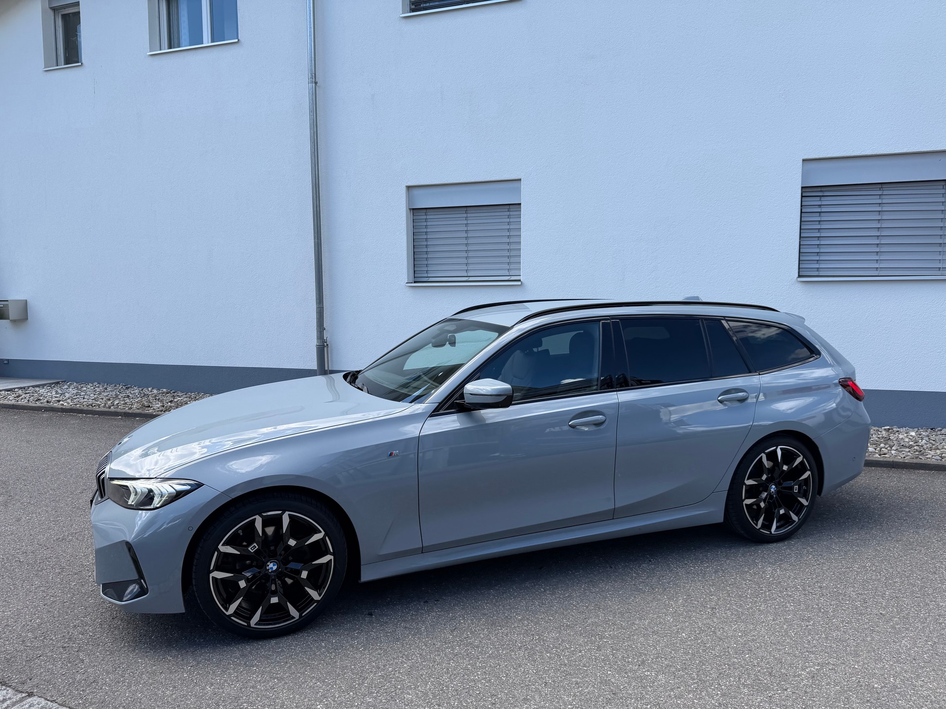 BMW 320d xDrive 48V Touring Steptronic M Sport-image-11