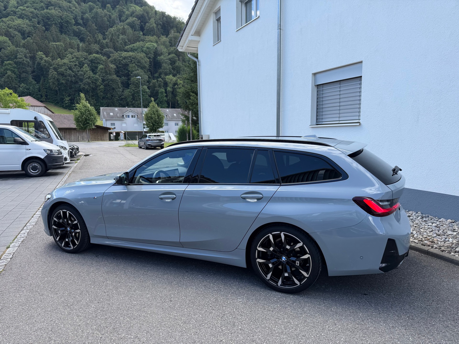 BMW 320d xDrive 48V Touring Steptronic M Sport-image-12