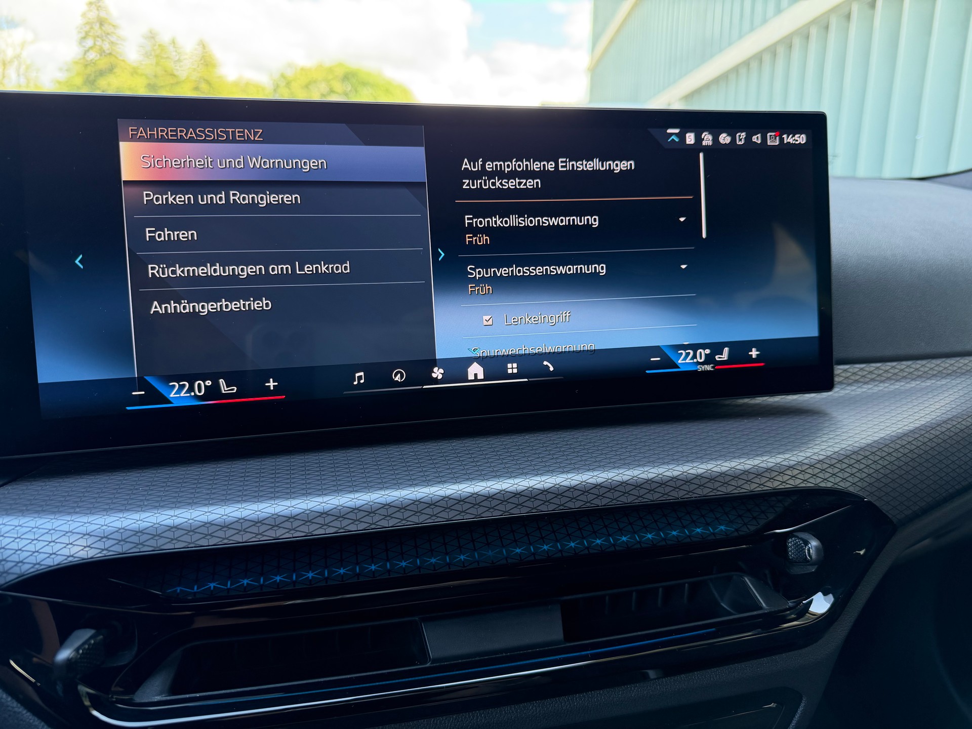 BMW 320d xDrive 48V Touring Steptronic M Sport-image-25