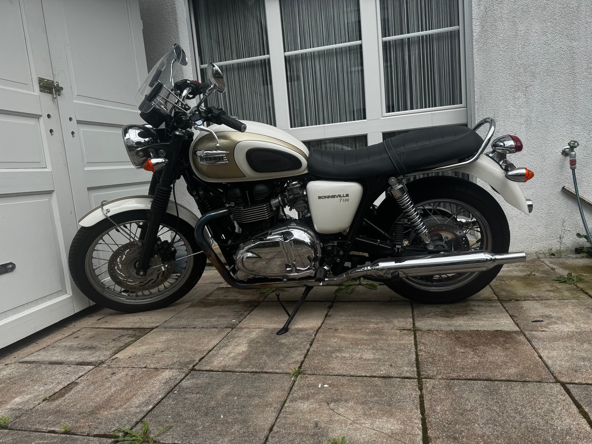 TRIUMPH Bonneville 900 i T 100-image-0