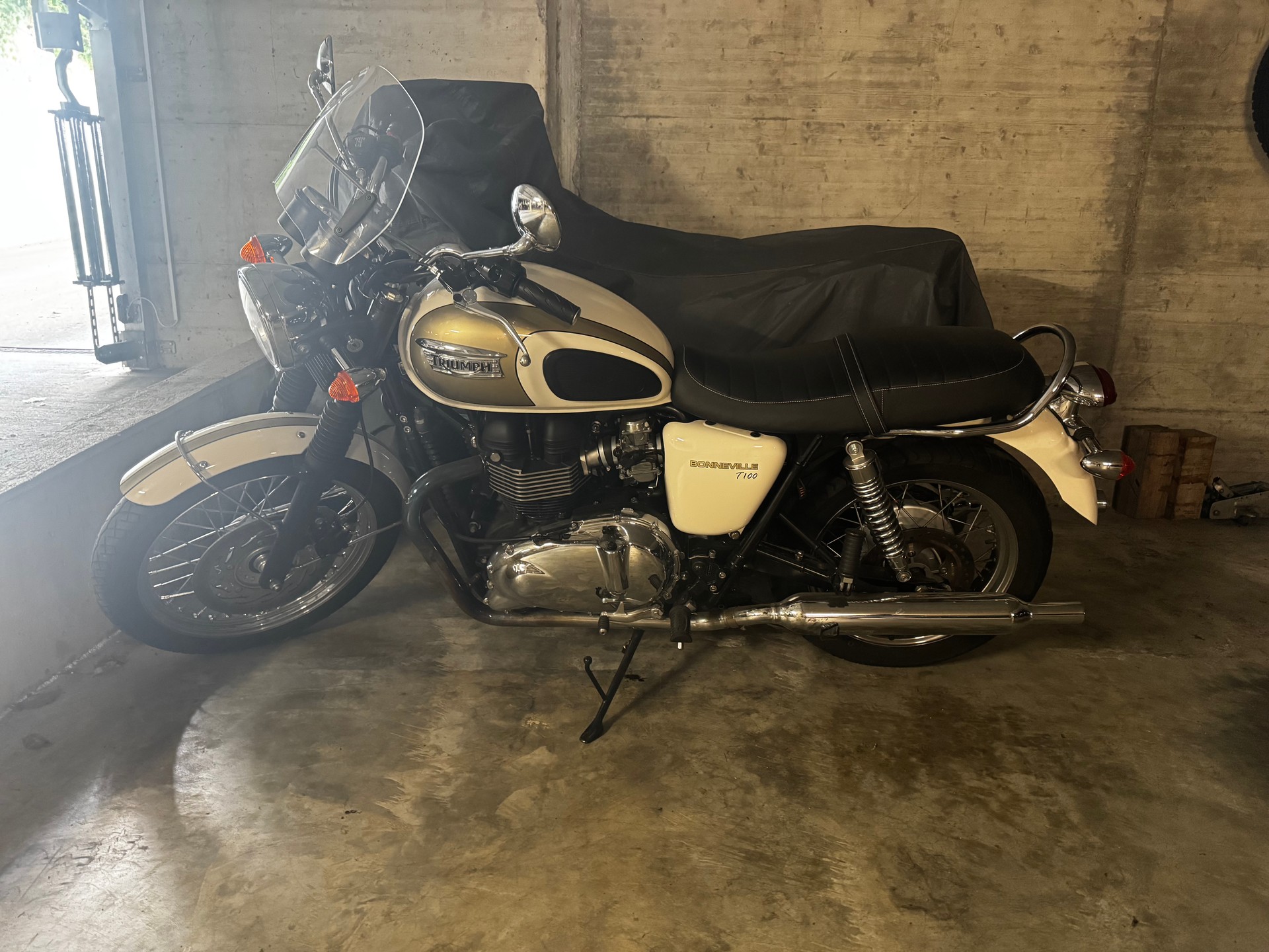 TRIUMPH Bonneville 900 i T 100-image-2