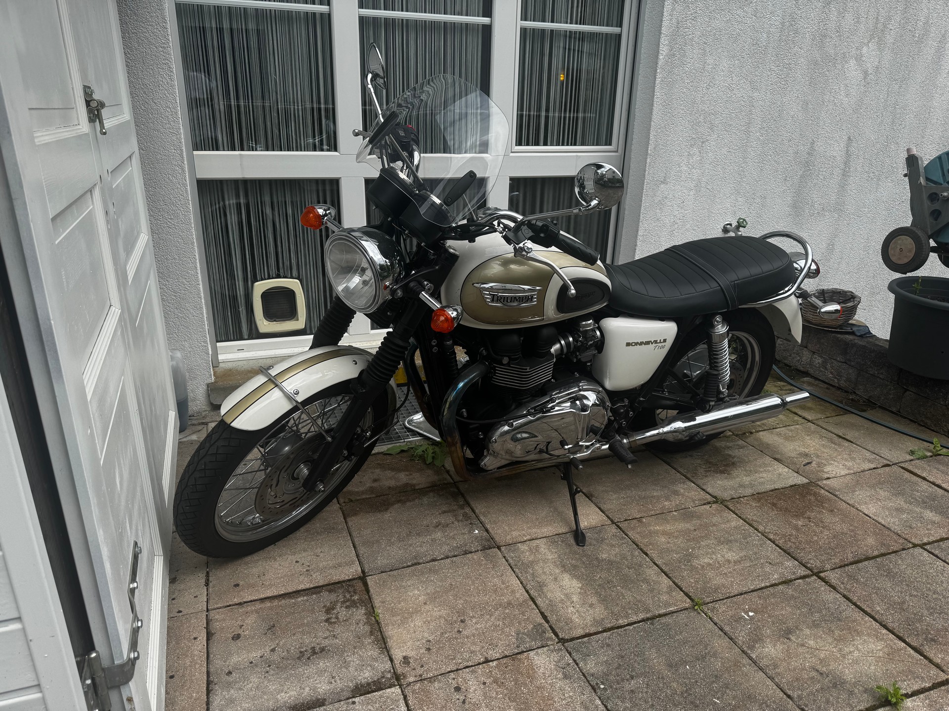 TRIUMPH Bonneville 900 i T 100-image-1
