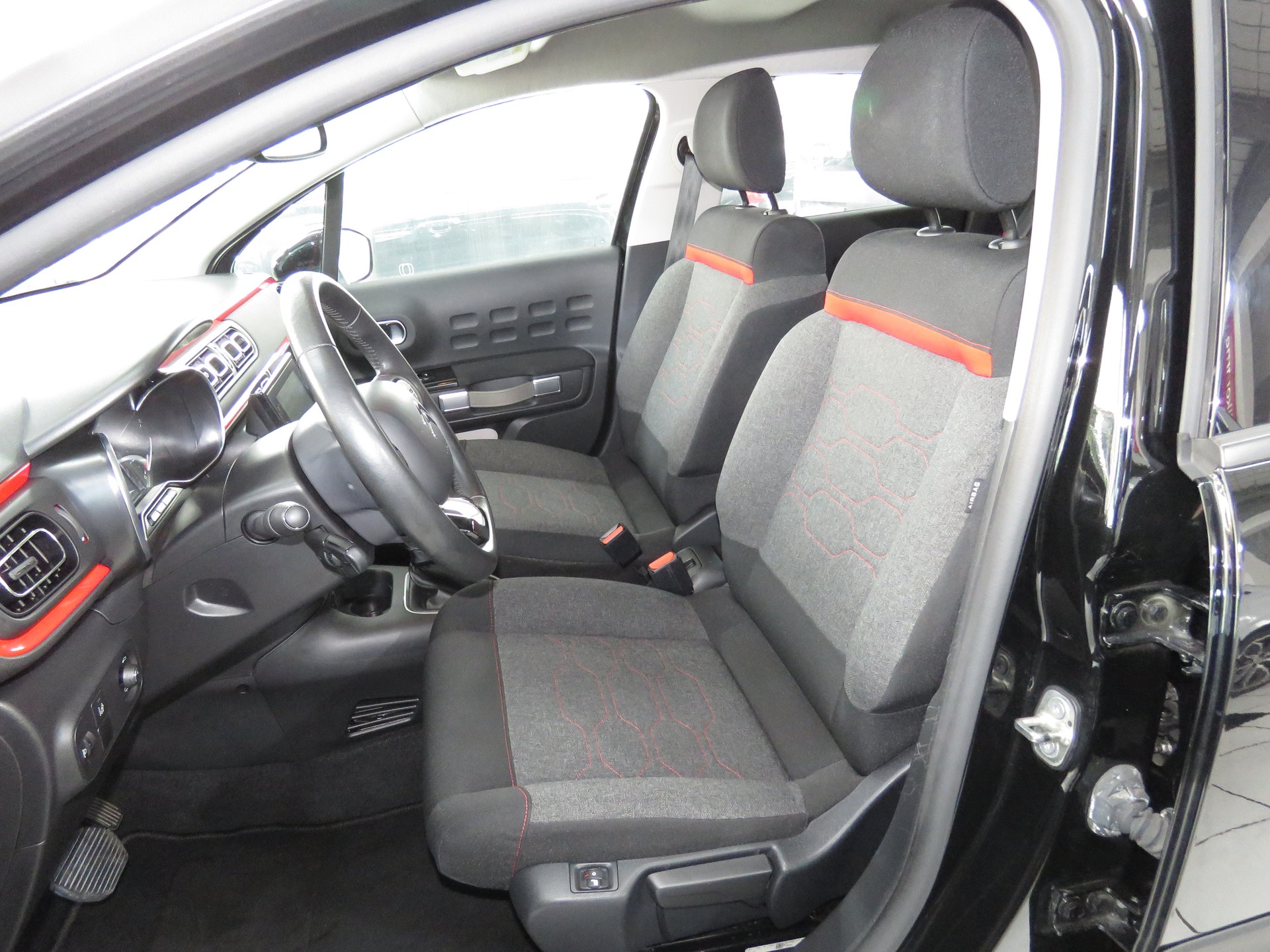 CITROEN C3 1.2i PureTech Shine EAT6 (Automat)-image-7