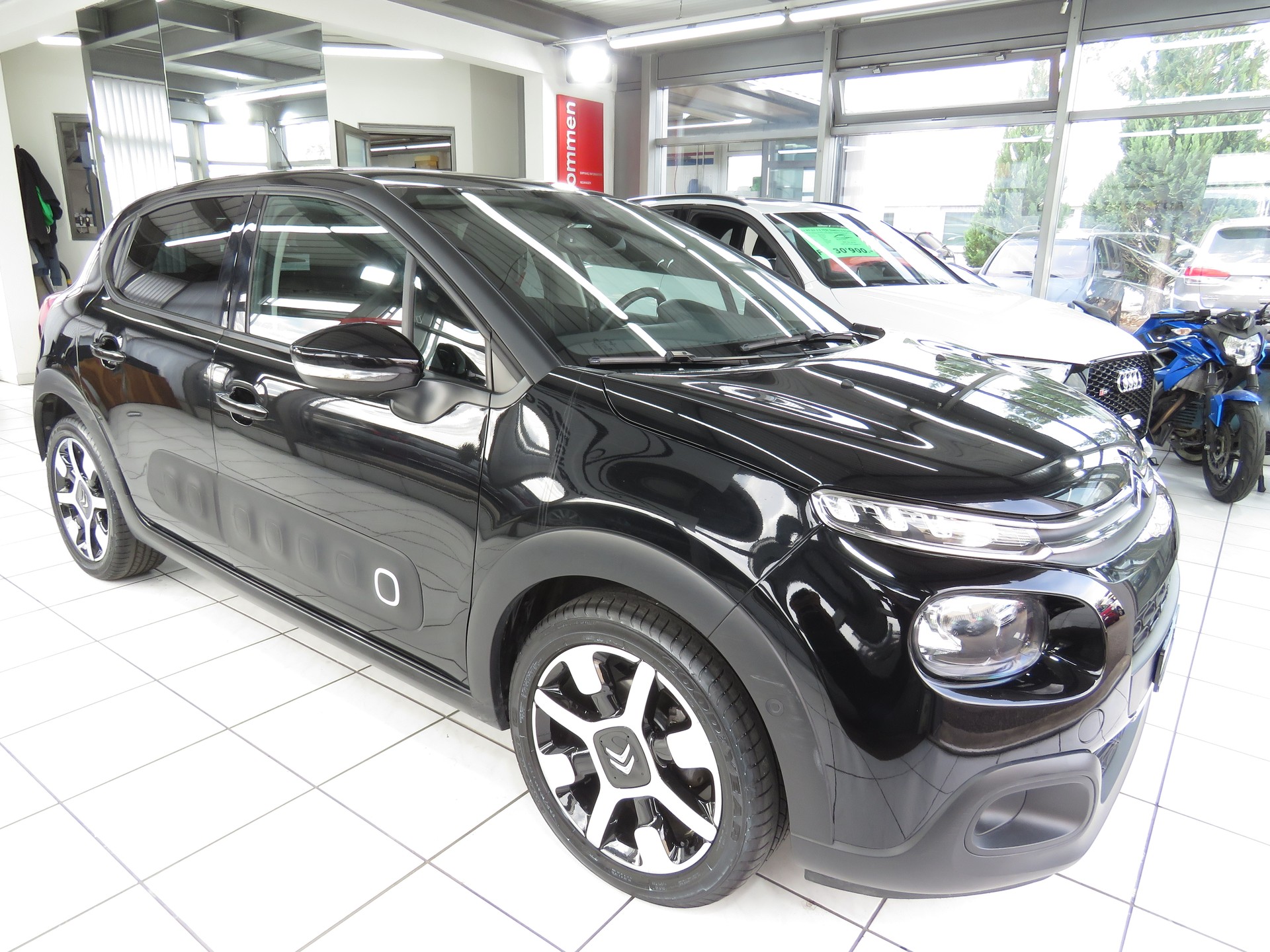 CITROEN C3 1.2i PureTech Shine EAT6 (Automat)-showroom-element-2