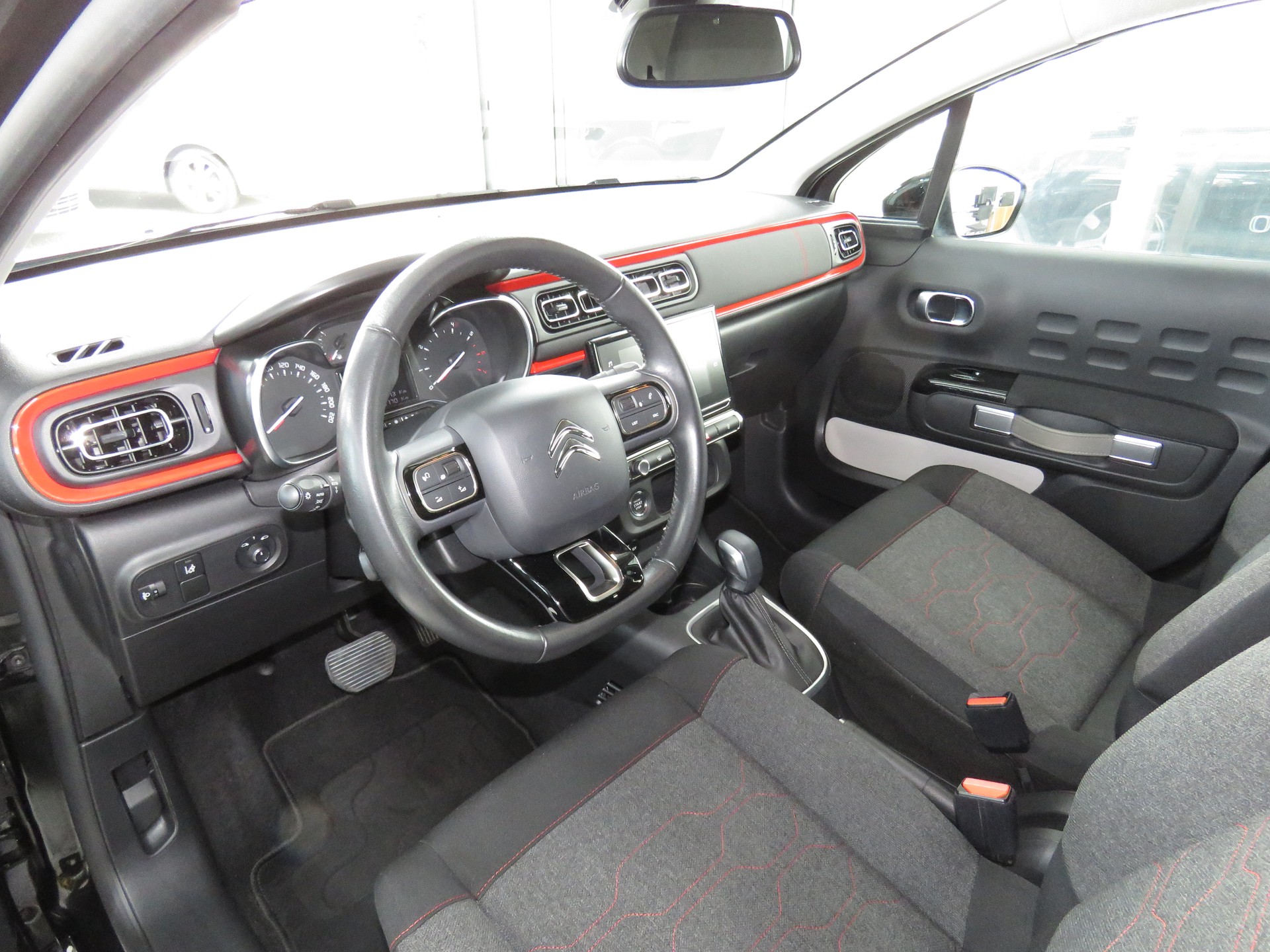 CITROEN C3 1.2i PureTech Shine EAT6 (Automat)-image-6